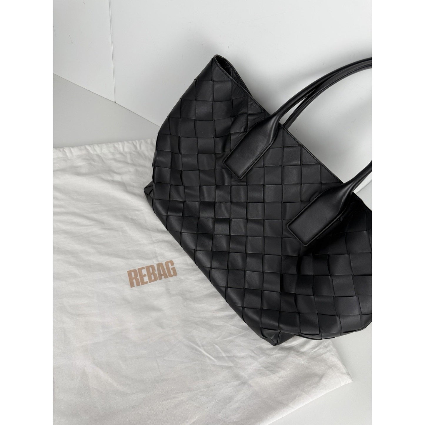 Bottega Veneta Cabat Maxi Intrecciato Tote Bag Medium in Black Leather R1