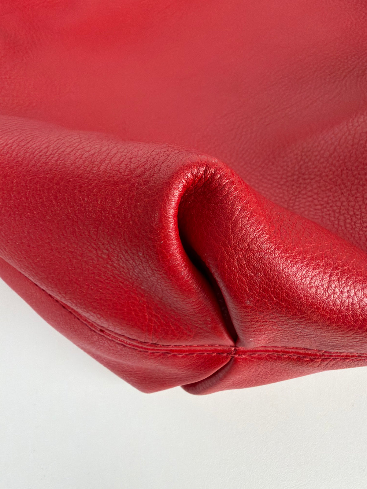 Gucci Soho Hobo Bag G Logo in Red Pebbled Leather Tassel
