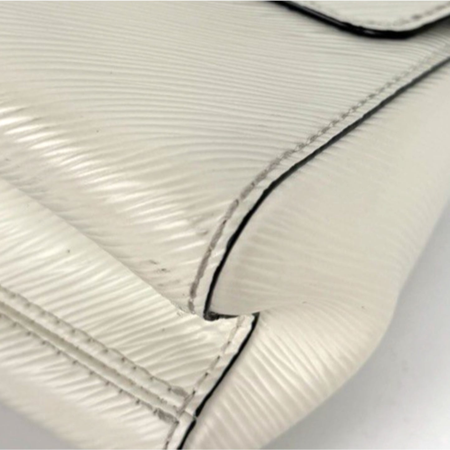 Louis Vuitton Twist PM Shoulder Bag in White Epi Leather Silver-Tone Hardware B5