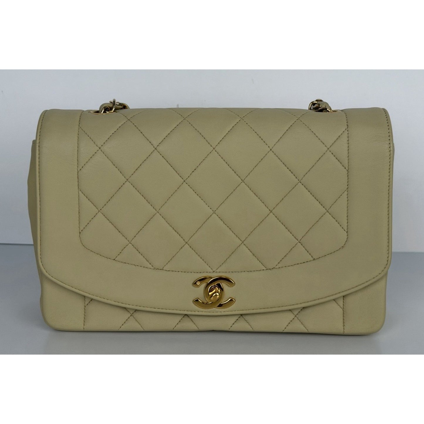 Chanel Vintage Medium Diana Flap Bag in Light Beige Lambskin Leather C6