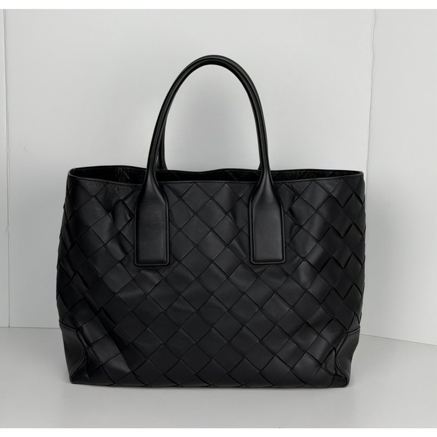 Bottega Veneta Cabat Maxi Intrecciato Tote Bag Medium in Black Leather R1