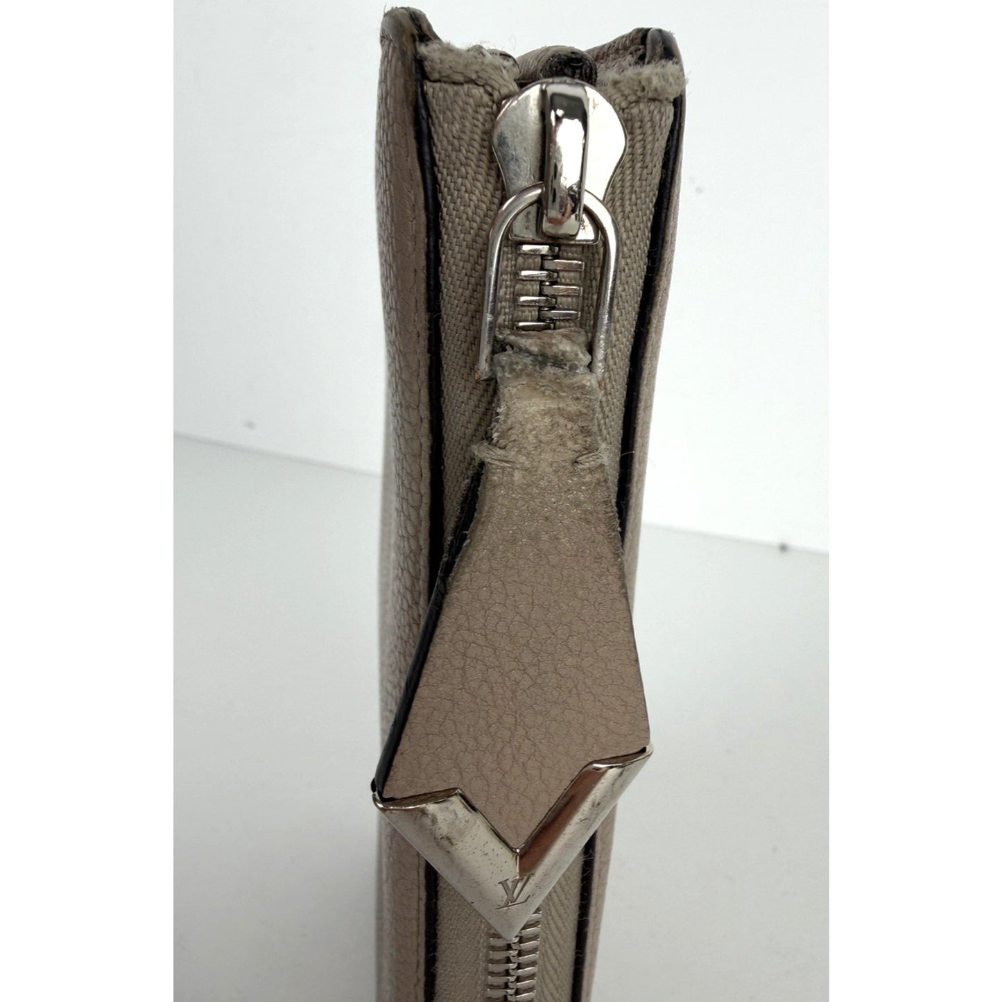 Louis Vuitton Comete Wallet in Galet (Beige) Taurillon Leather 2016