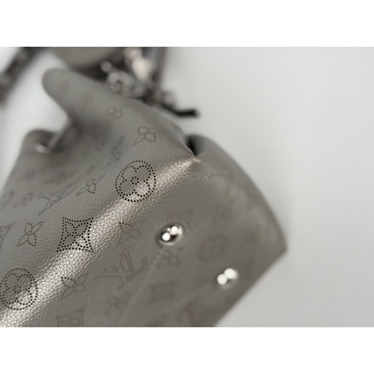 Louis Vuitton Bella Drawstring Medium Bucket Bag in Silver Mahina Leather NFC D8