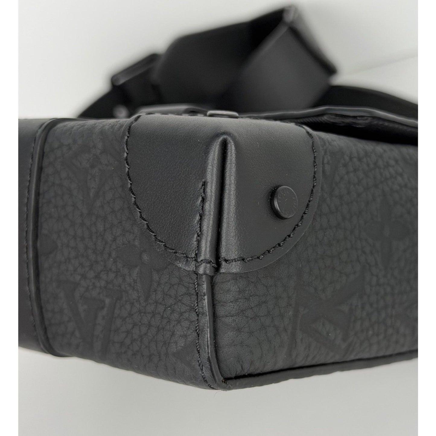 Louis Vuitton Taurillon Trunk Messenger Bag Black Leather Microchipped D5