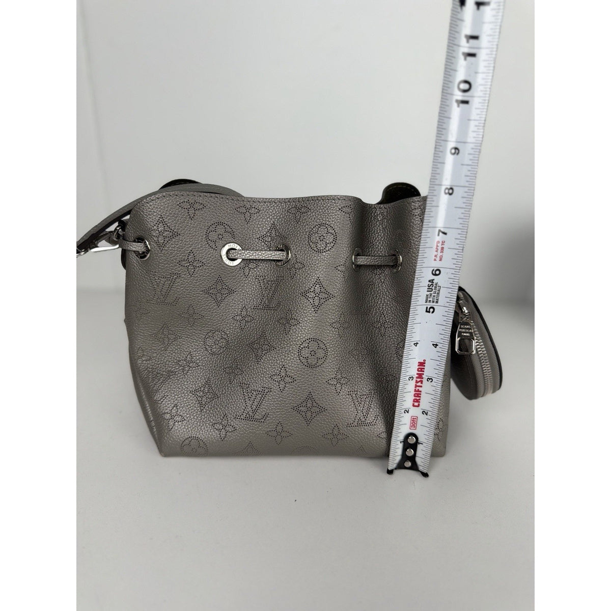 Louis Vuitton Bella Drawstring Medium Bucket Bag in Silver Mahina Leather NFC D8
