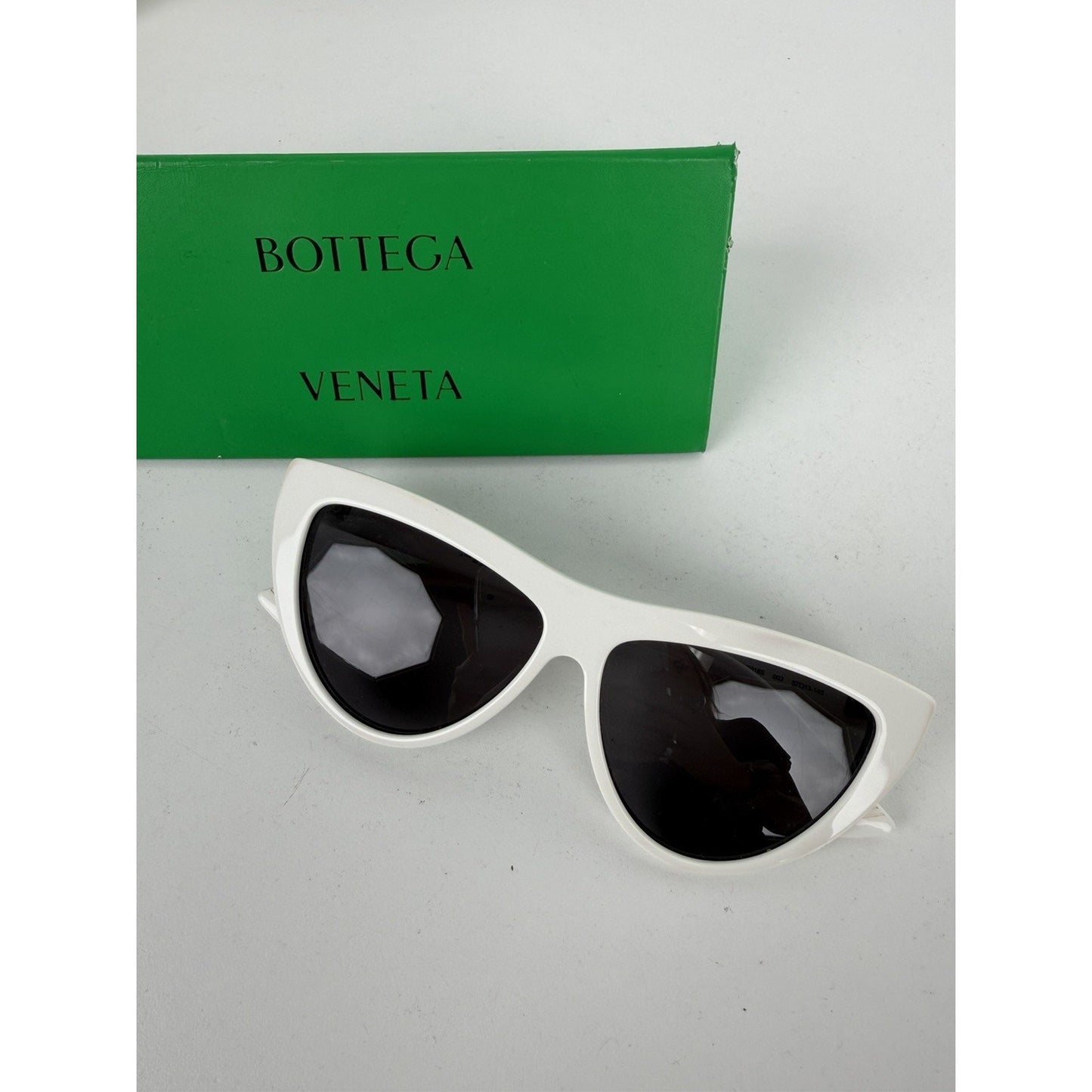 Bottega Veneta Cat-Eye Sunglasses White Acetate Frame Black Lenses K-1