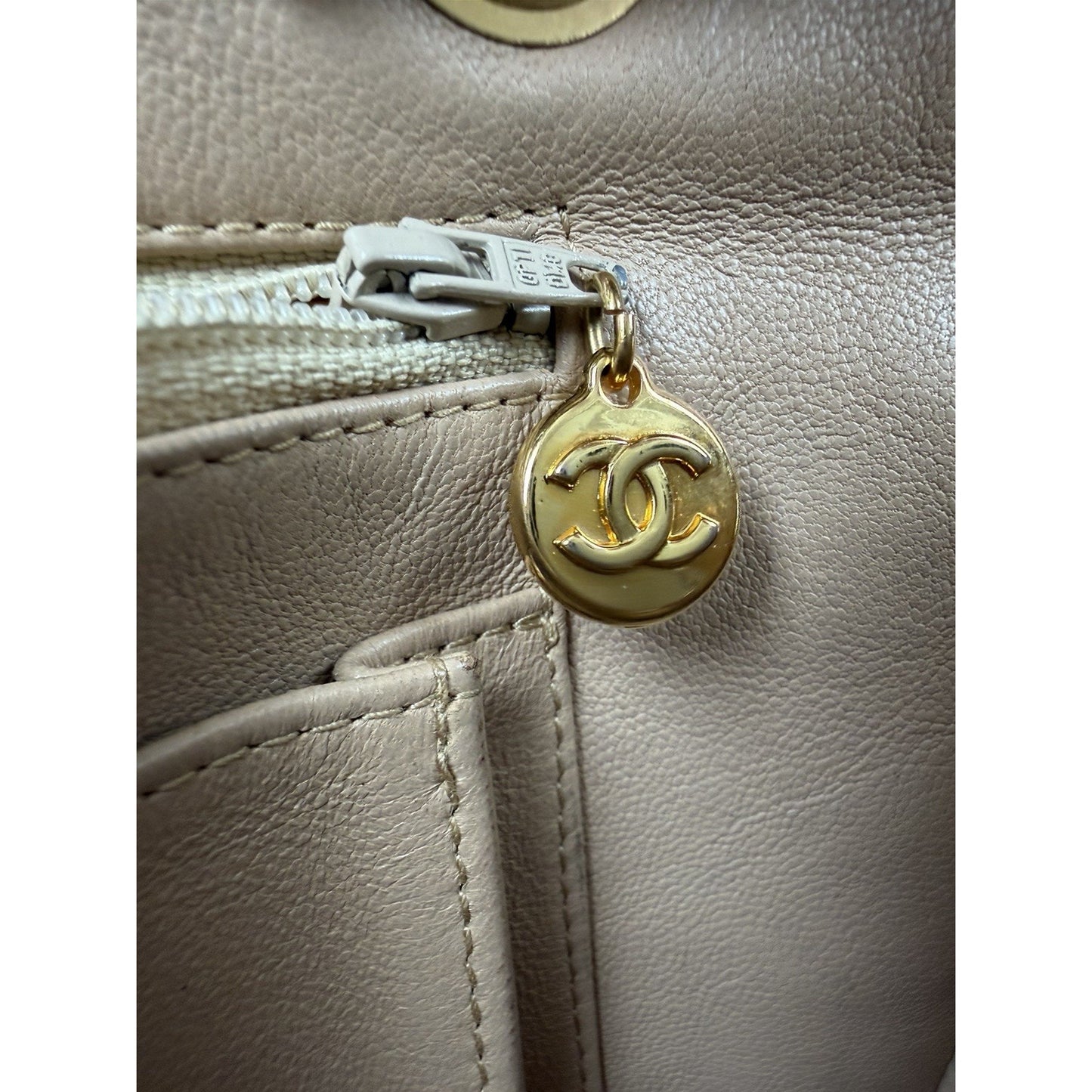 Chanel Chevron Camera Shoulder Bag Vintage in Beige Leather 1989 – 1991 S04