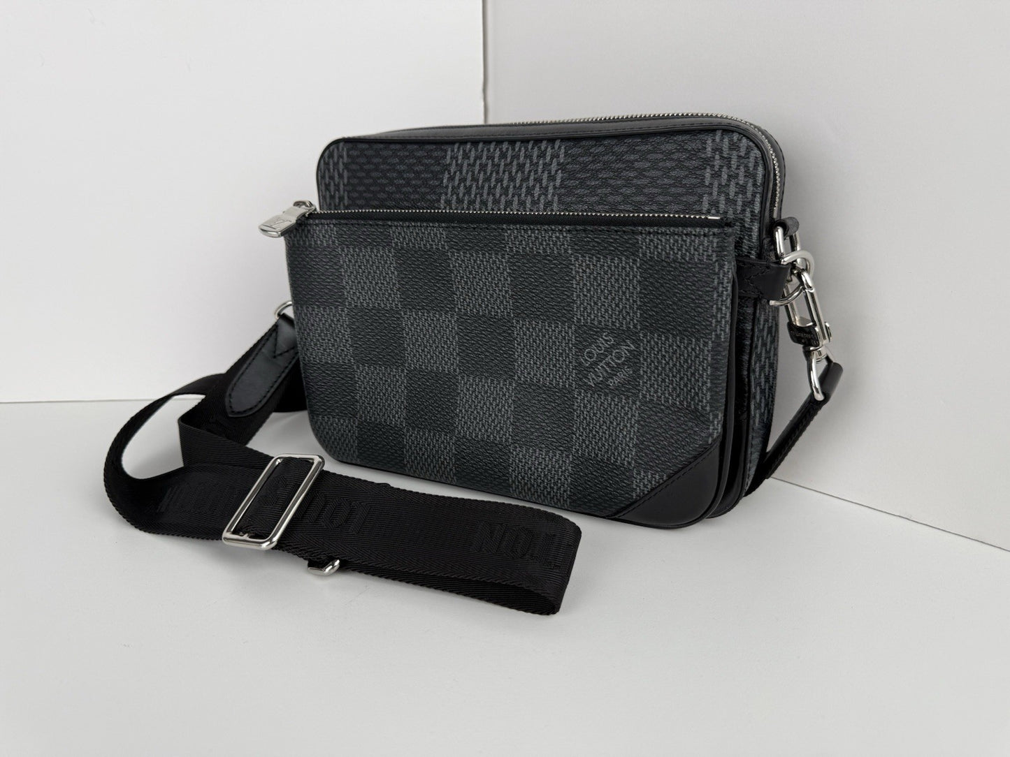 Louis Vuitton Trio Messenger Damier Ebene Men's Bag in Grey