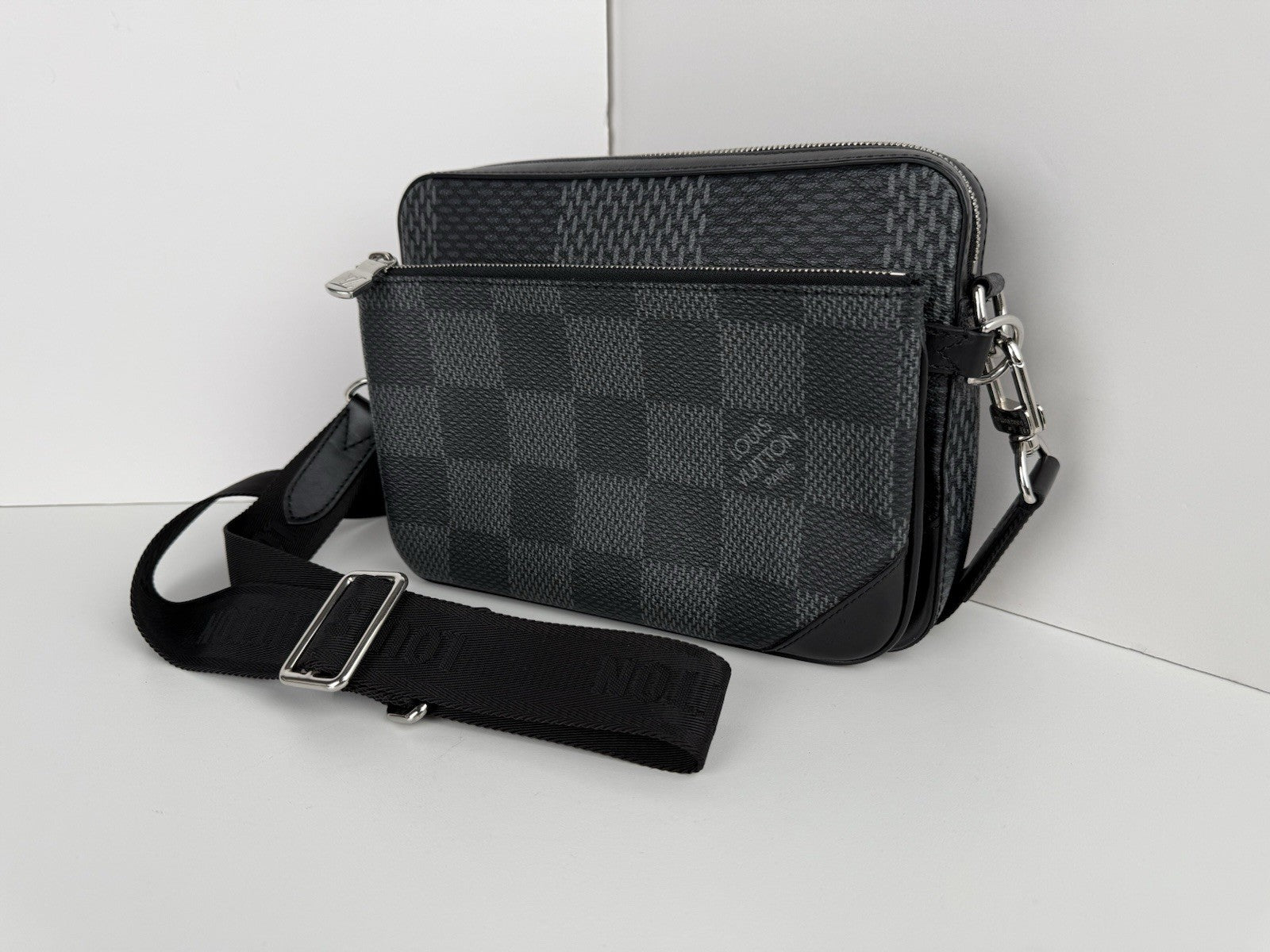 Louis Vuitton Trio Messenger Damier Ebene Men's Bag in Grey