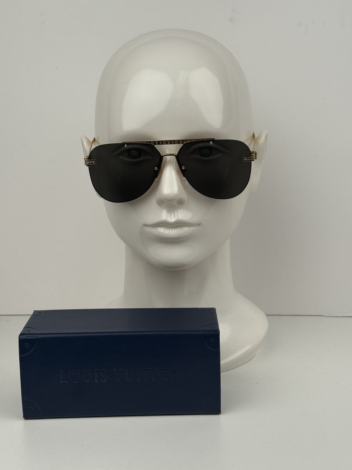 Louis Vuitton Sunglasses Z1261E Gold Frame For Women 63/13