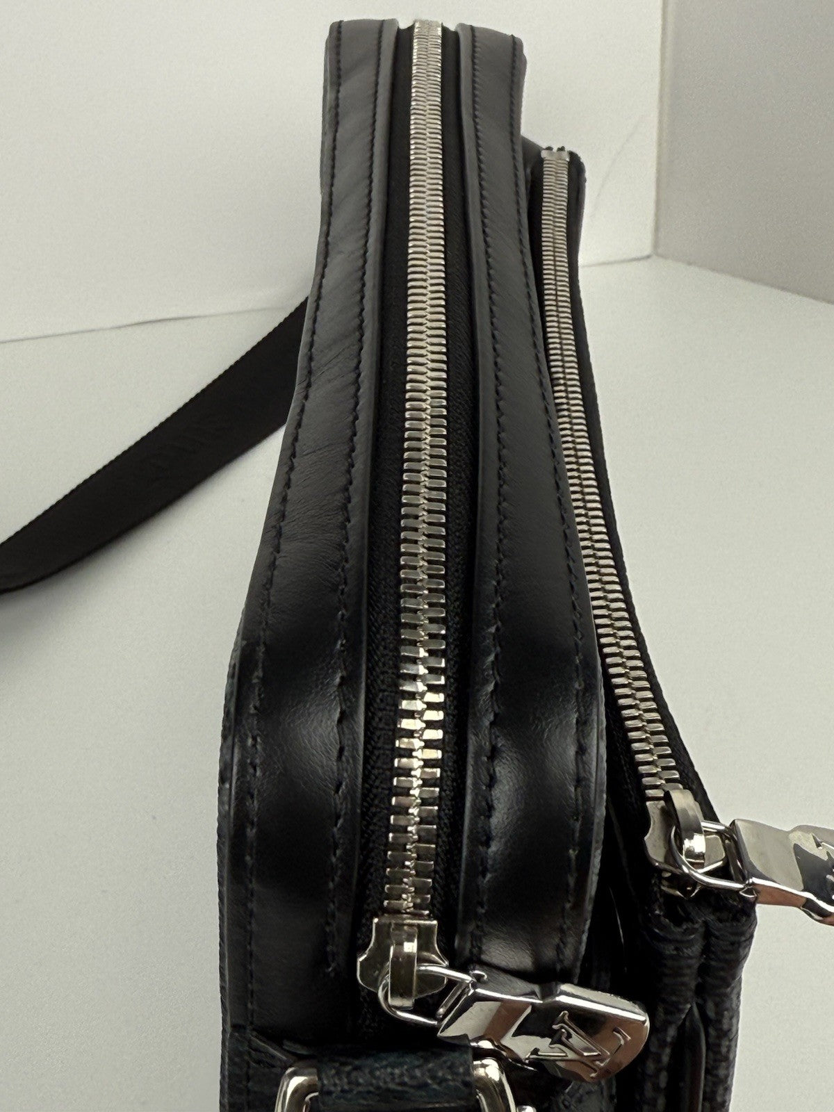 Louis Vuitton Trio Messenger Damier Ebene Men's Bag in Grey