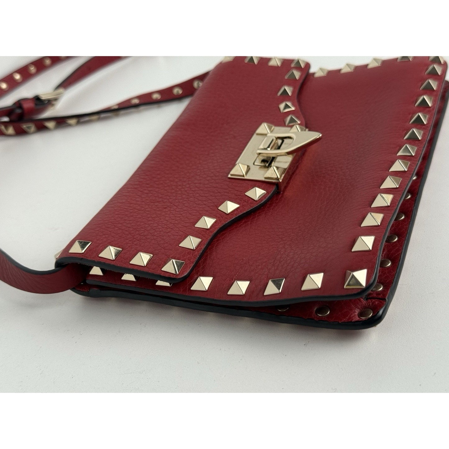 VALENTINO GARAVANI Pebbled Calfskin Medium Rockstud Rouge Pur