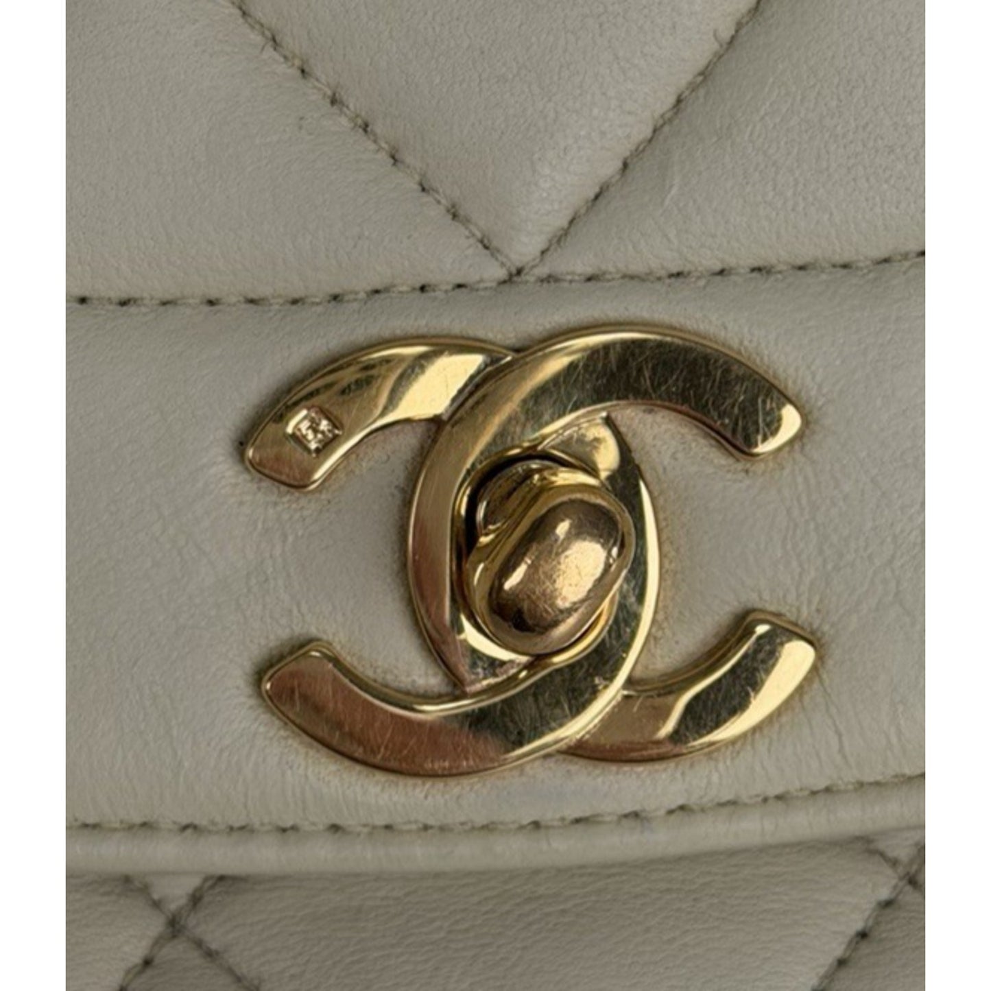 Chanel Vintage Medium Diana Flap Bag in Light Beige Lambskin Leather C6
