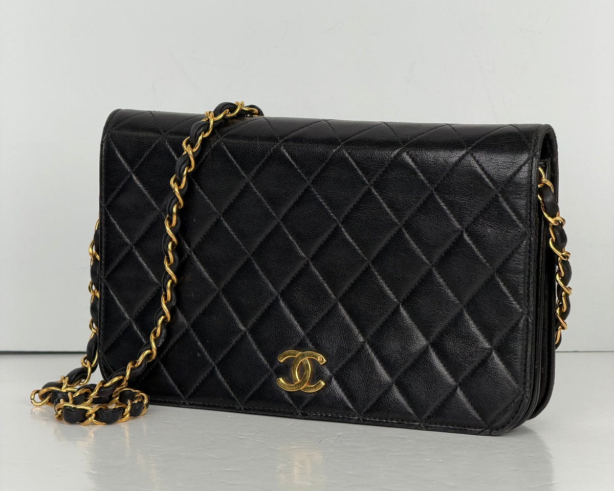 Chanel Quilted Shoulder Bag in Black Lambskin Leather Vintage 1996-1997 YD7