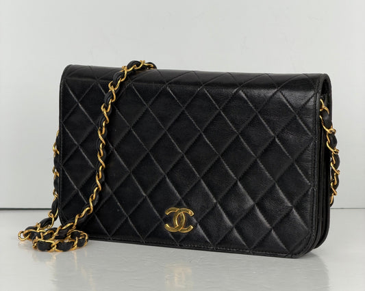 Chanel Quilted Shoulder Bag in Black Lambskin Leather Vintage 1996-1997 YD7