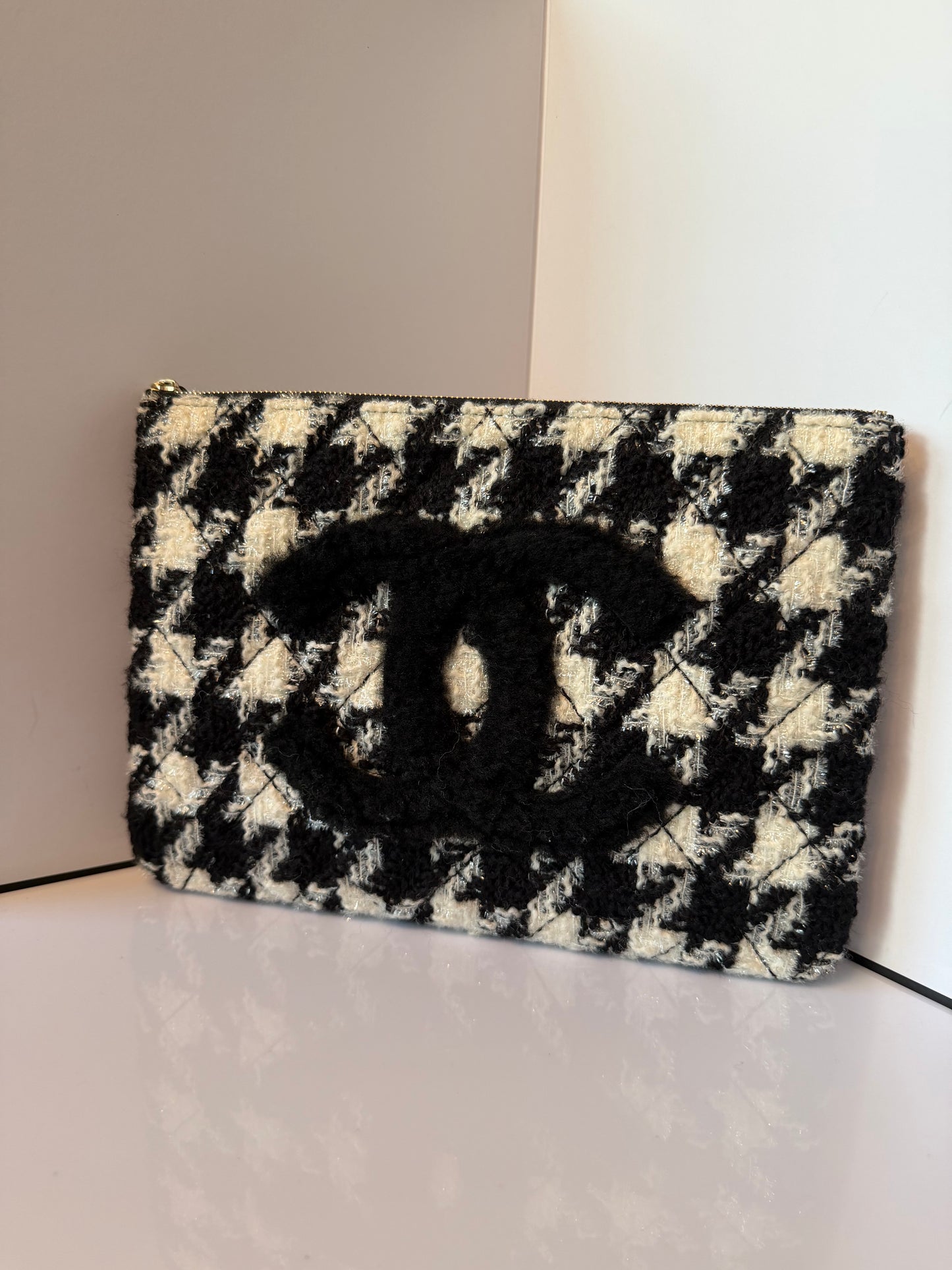 CHANEL Black/White Houndstooth Tweed And Shearling CC Medium O-Case Zip Pouch K3
