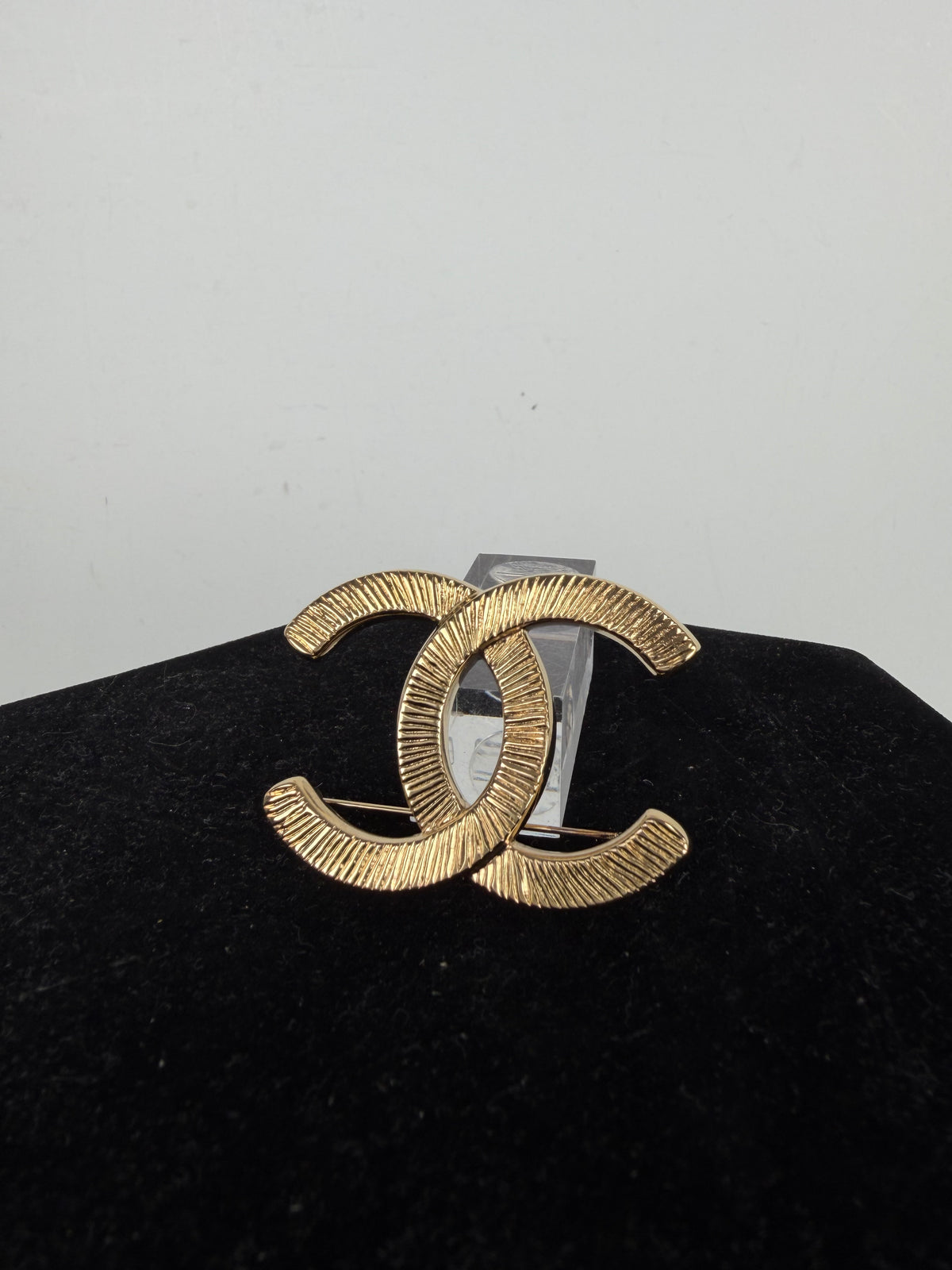 Chanel CC Logo Textured Brooch in Gold Color K1