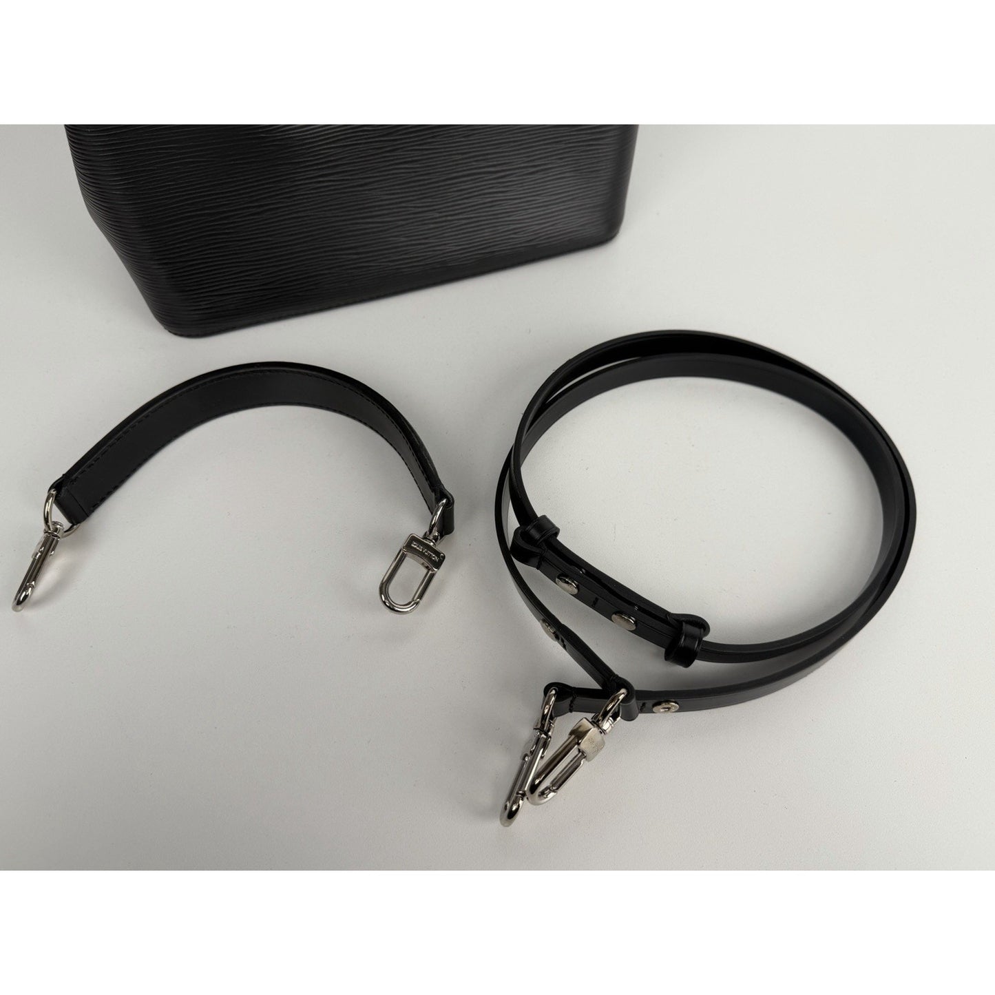 Louis Vuitton NéoNoé Bucket Bag MM Black Epi Leather Embossed Texture NFC C8