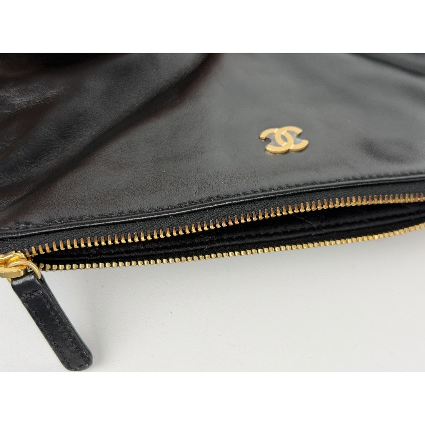 Chanel 22 Medium Handbag in Black Quilted Calfskin Leather NFC B2