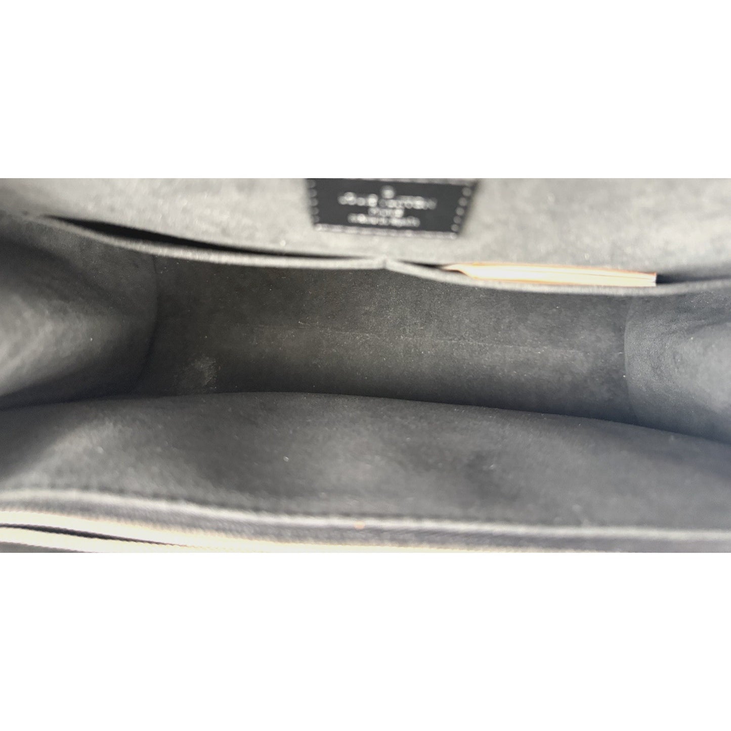 Louis Vuitton Cluny Shoulder Bag MM in Black Epi Leather 2018 B-6