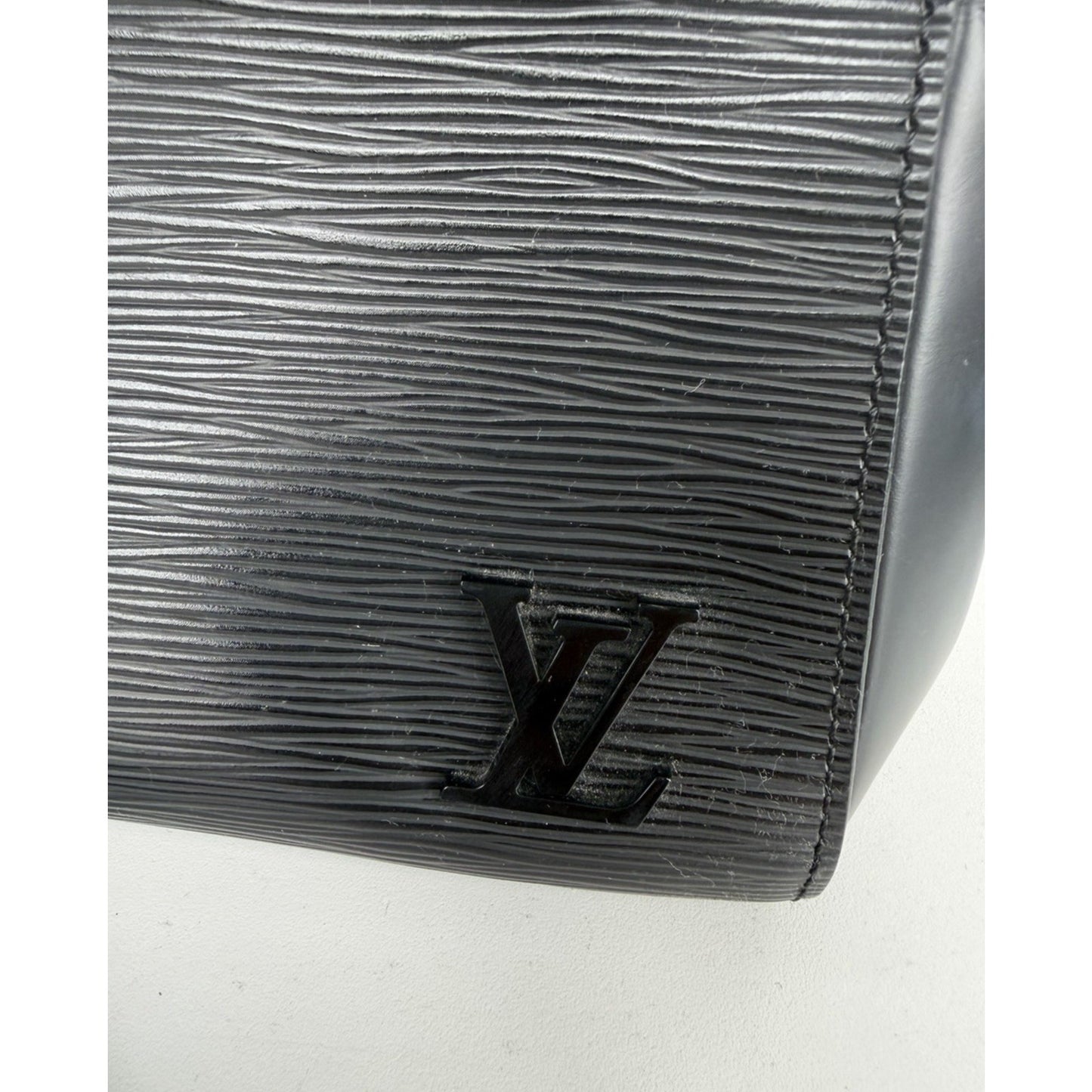 Louis Vuitton Cluny Shoulder Bag MM in Black Epi Leather 2018 B-6