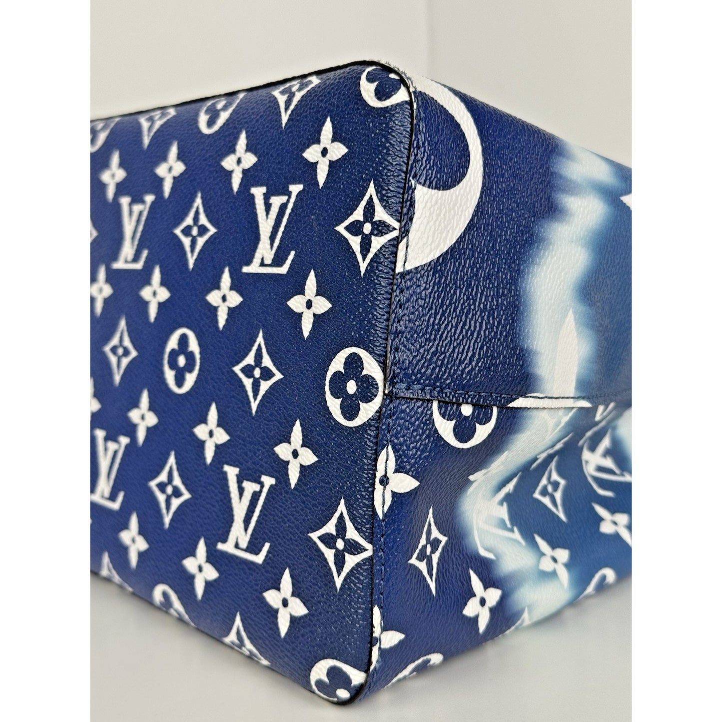 Louis Vuitton NeoNoe MM Bucket Bag in Blue Escale Monogram Canvas D-7