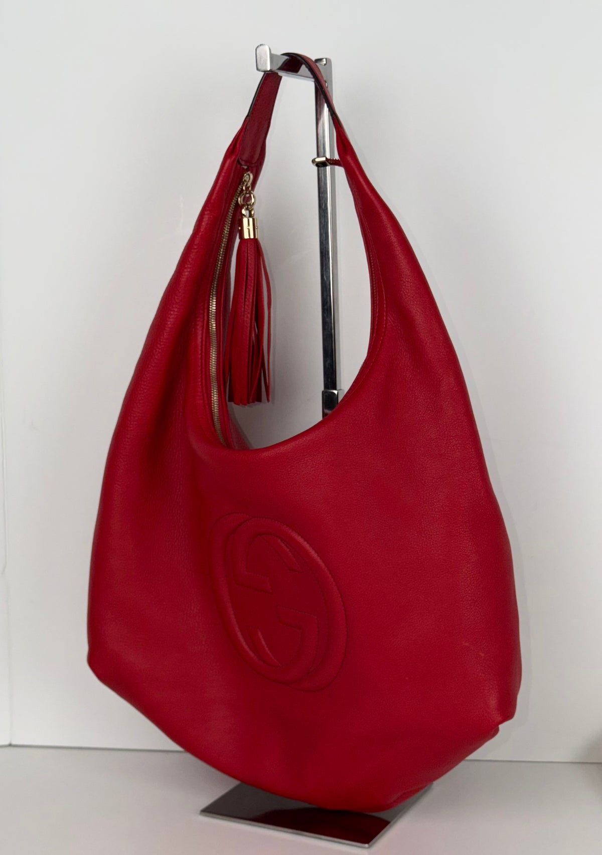 Gucci Soho Hobo Bag G Logo in Red Pebbled Leather Tassel