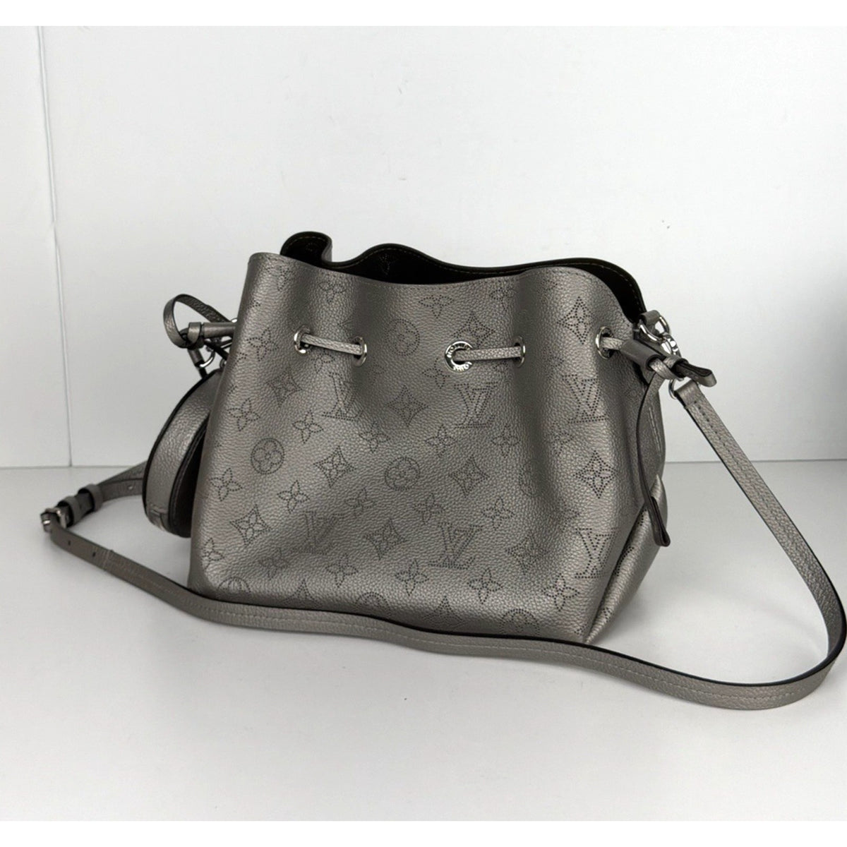 Louis Vuitton Bella Drawstring Medium Bucket Bag in Silver Mahina Leather NFC D8