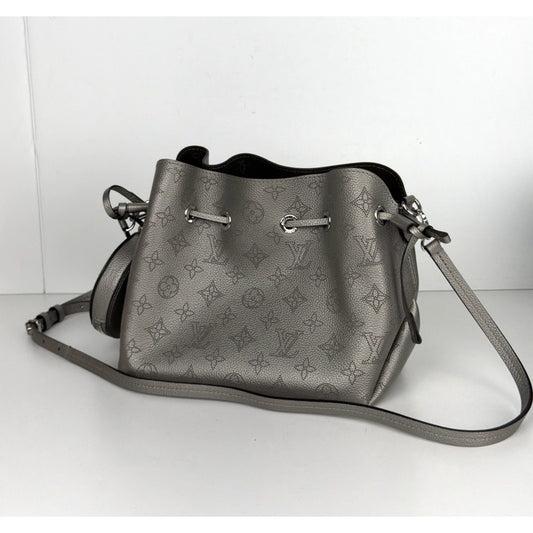 Louis Vuitton Bella Drawstring Medium Bucket Bag in Silver Mahina Leather NFC D8