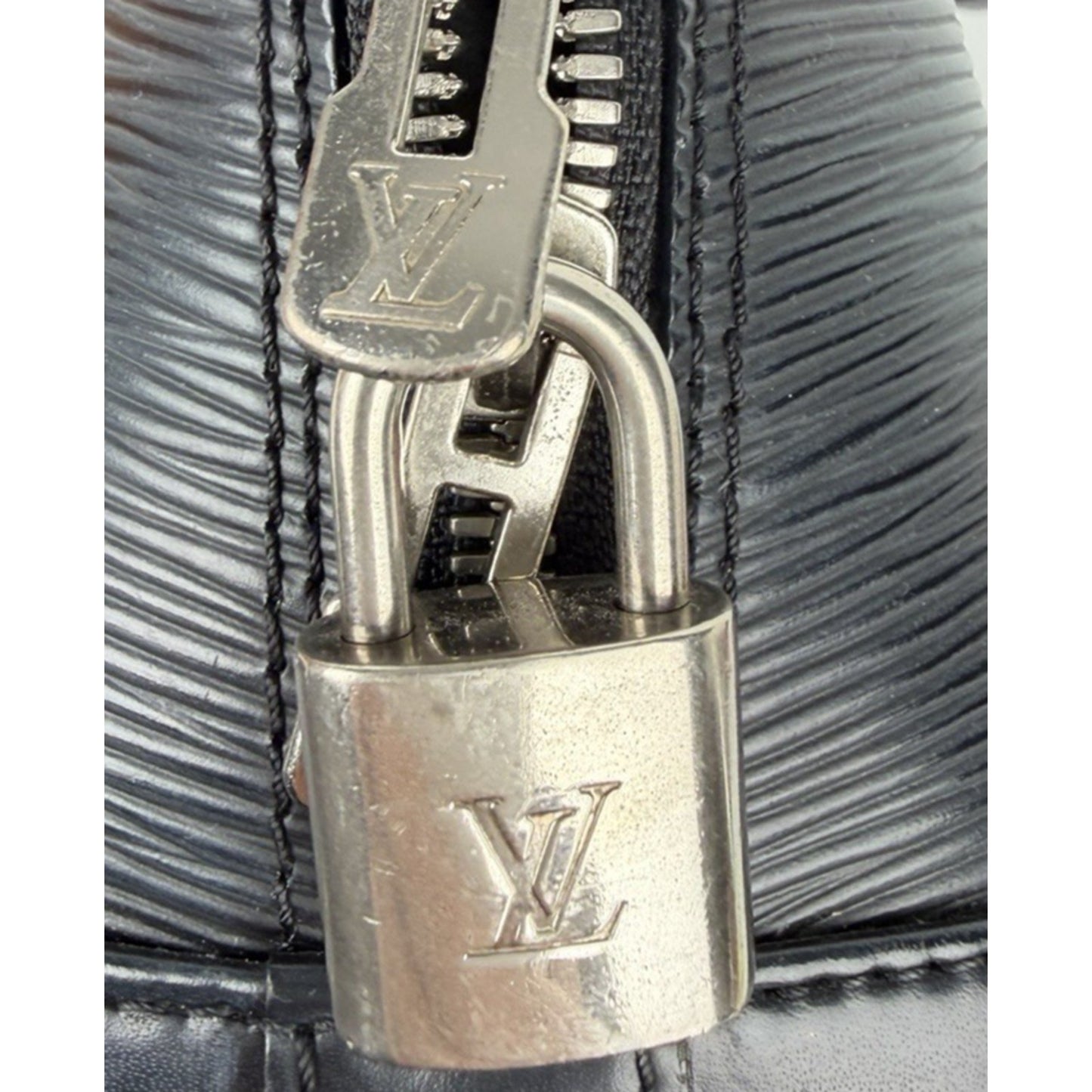 Louis Vuitton Alma BB Bag in Black Textured Epi Leather 2019 S-05