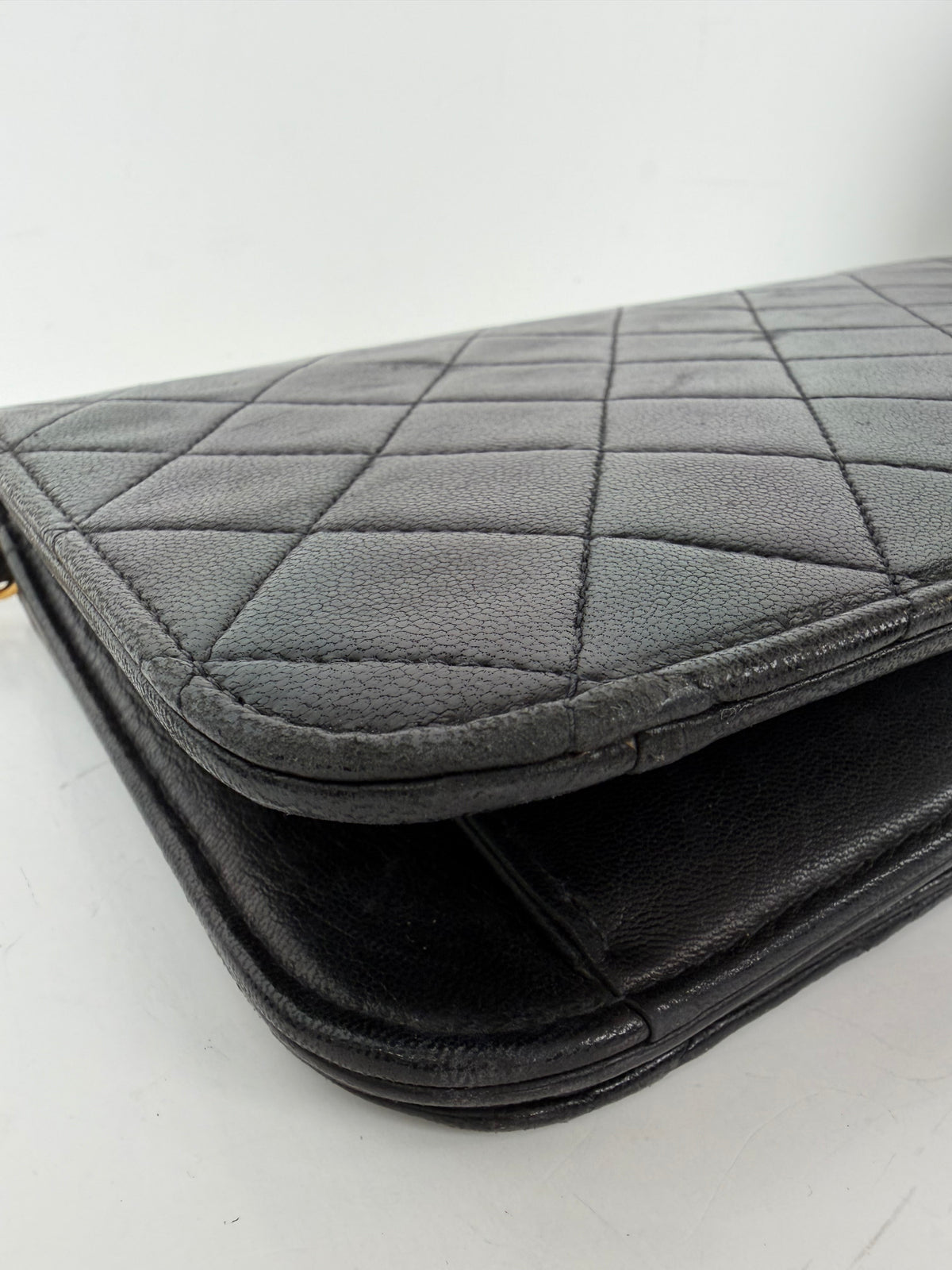 Chanel Quilted Shoulder Bag in Black Lambskin Leather Vintage 1996-1997 YD7