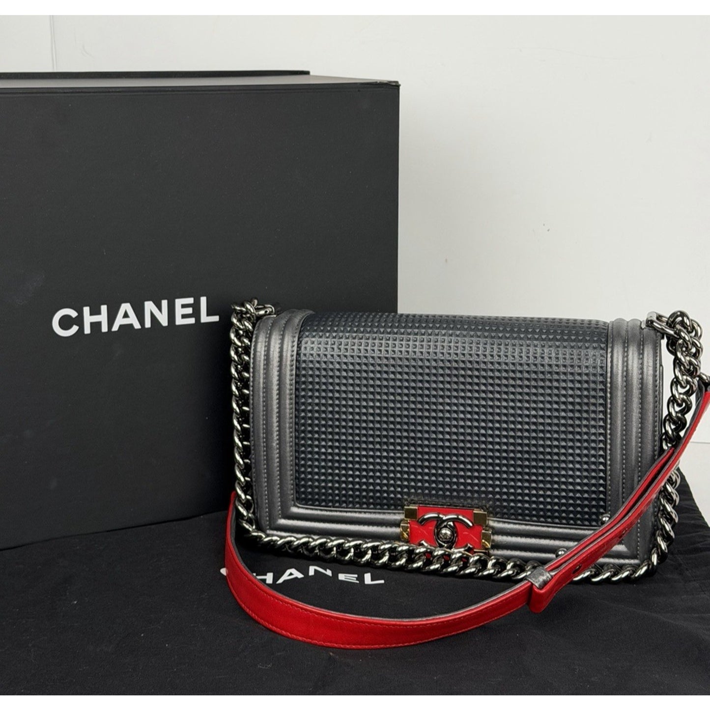 Chanel Medium Boy Flap Shoulder Bag in Grey Cube Embossed Leather 2013-2014 S
