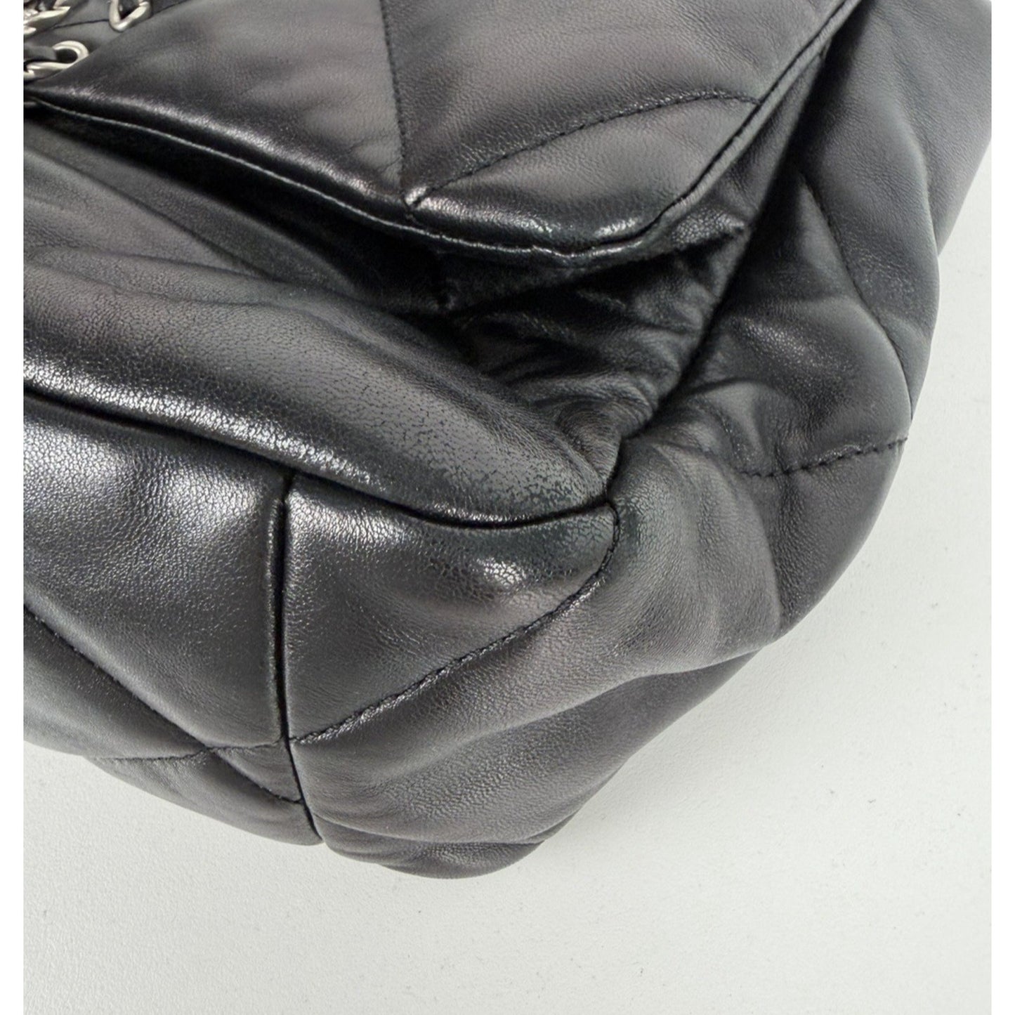 Chanel 19 Flap Maxi Bag in Black Lambskin Leather Two-Tone HW 2022 E8
