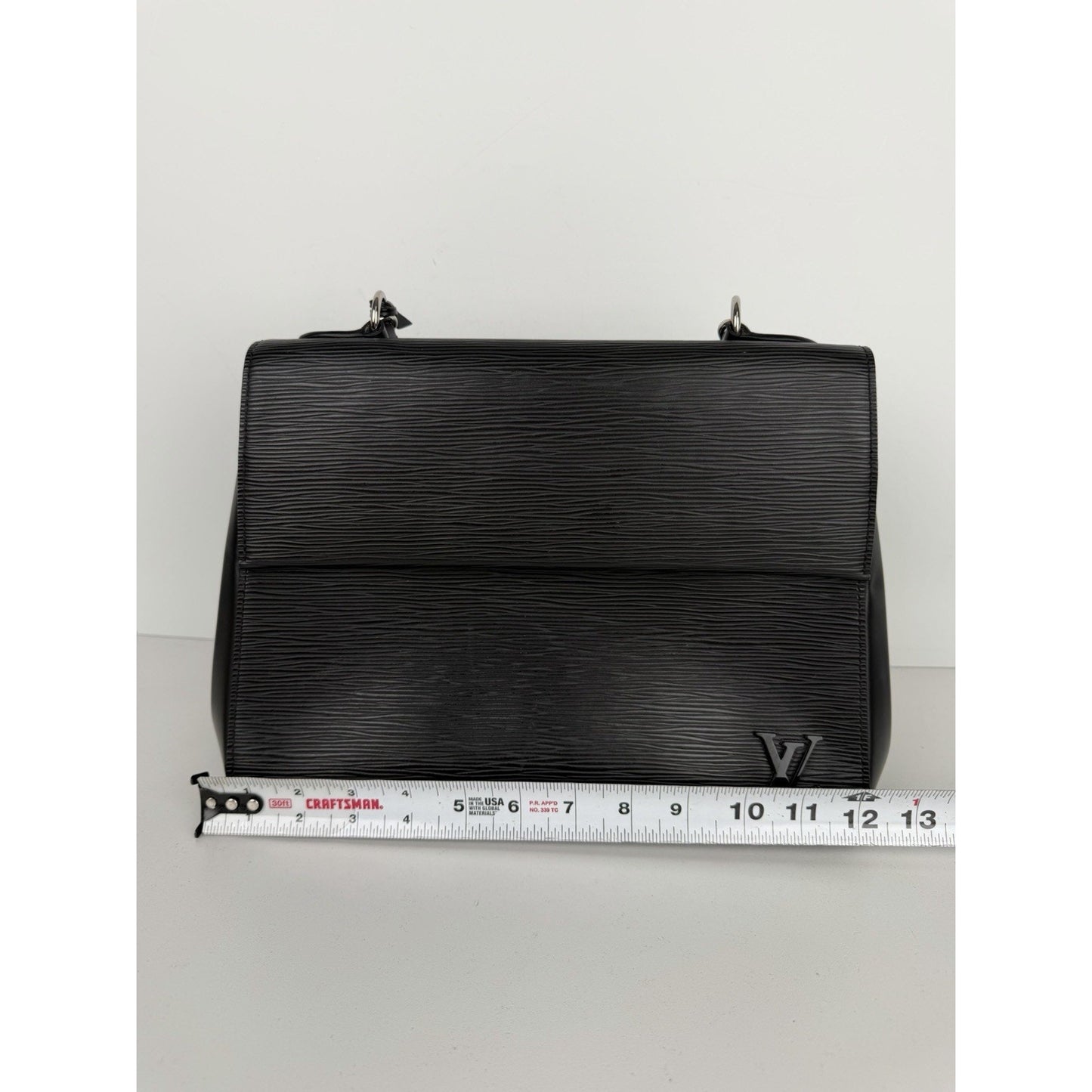 Louis Vuitton Cluny Shoulder Bag MM in Black Epi Leather 2018 B-6