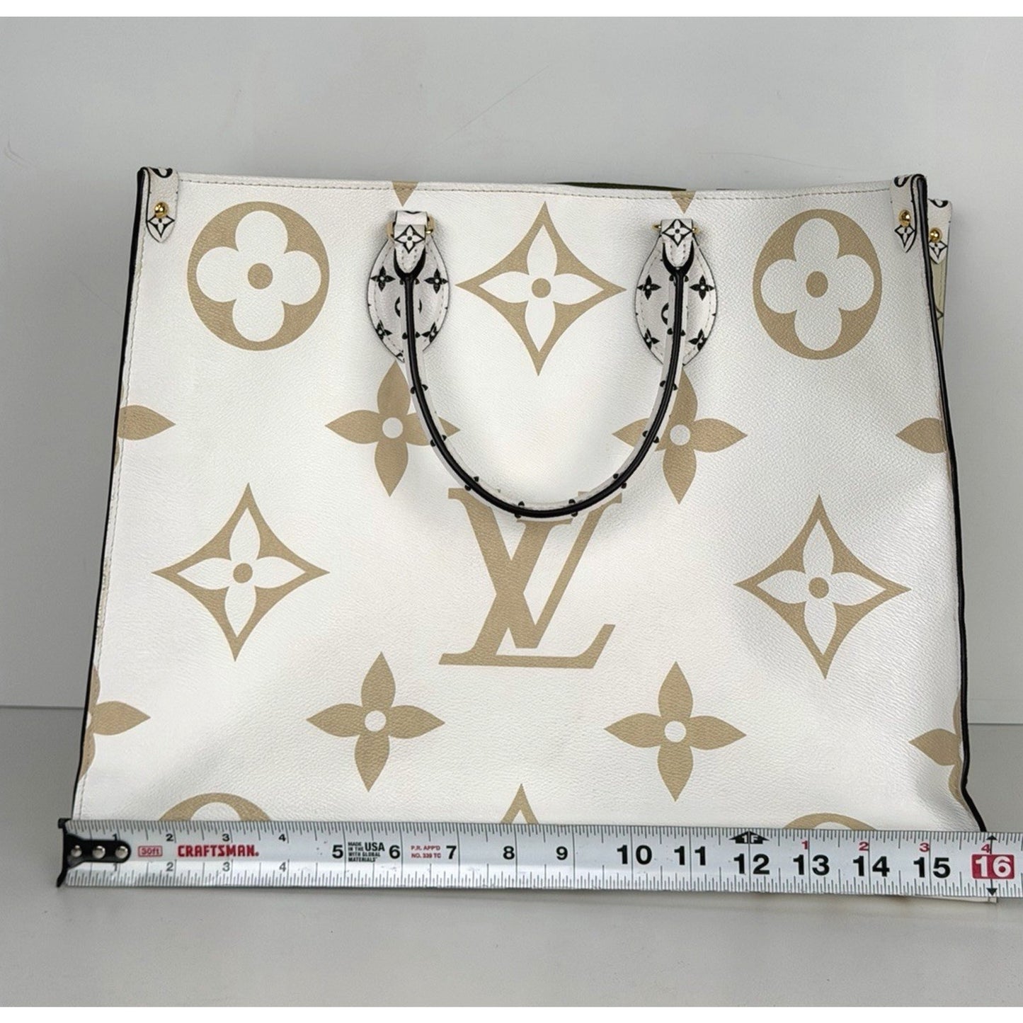 Louis Vuitton Monogram Giant Onthego GM Tote Bag in Kaki/Beige Canvas 2019 D2