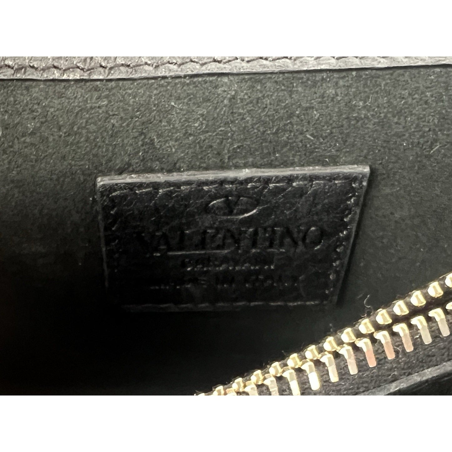 VALENTINO GARAVANI Pebbled Calfskin Rockstud Envelope Wallet on Chain Black