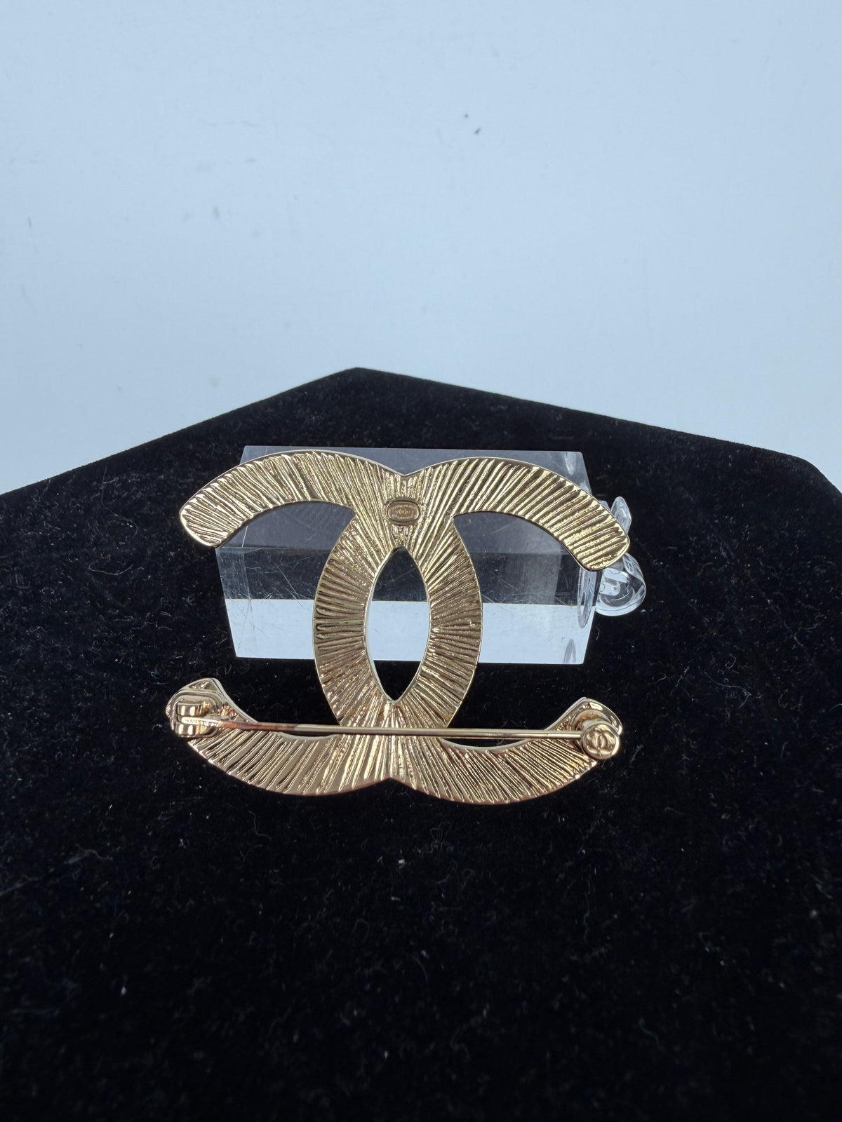 Chanel CC Logo Textured Brooch in Gold Color K1