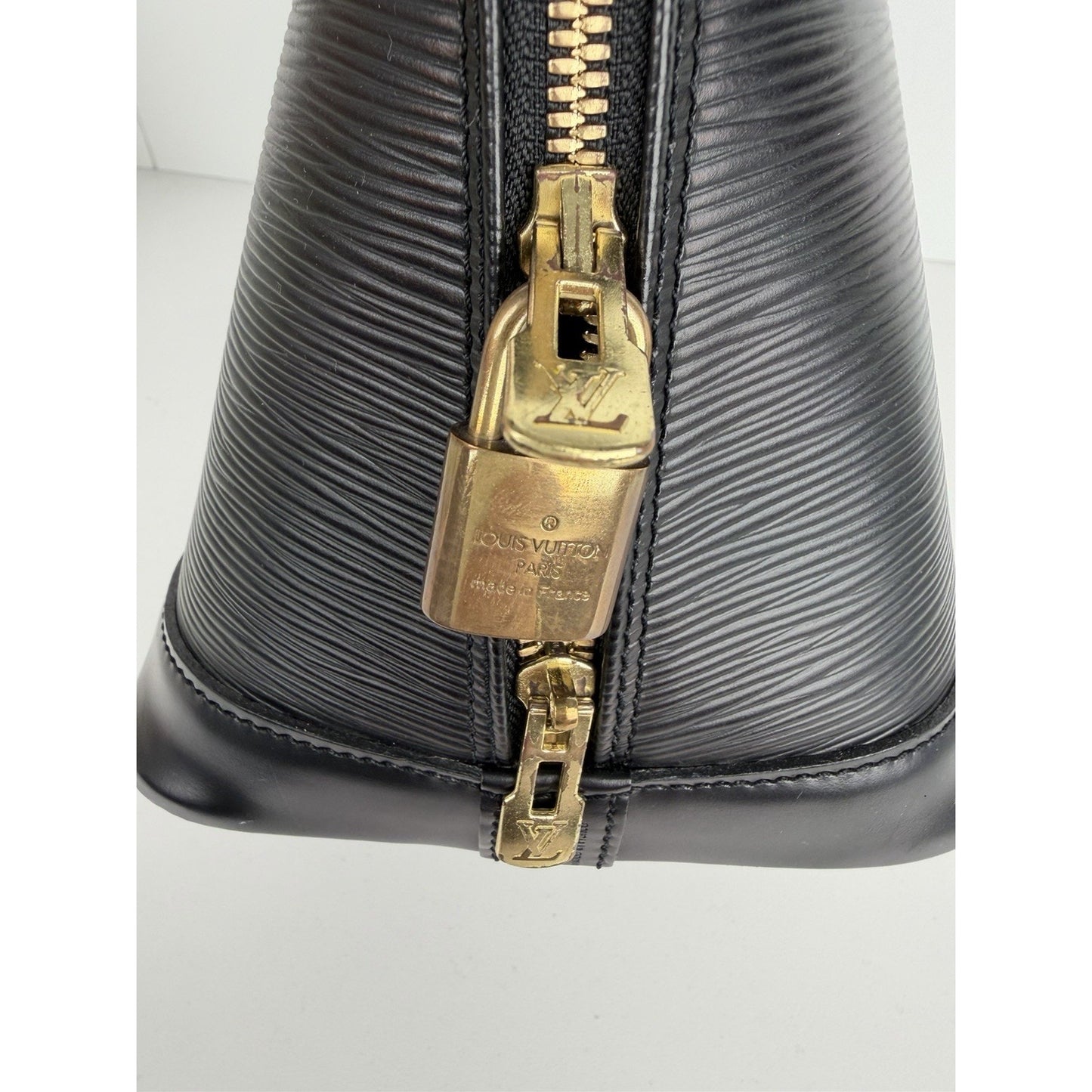 Louis Vuitton Alma PM Top Handle Bag Vintage in Black Epi Leather 2000 S-04