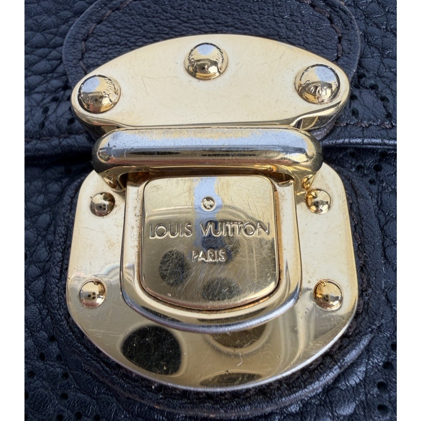Louis Vuitton Mahina Amelia Wallet Textured Leather & Gold-tone PushLock K1