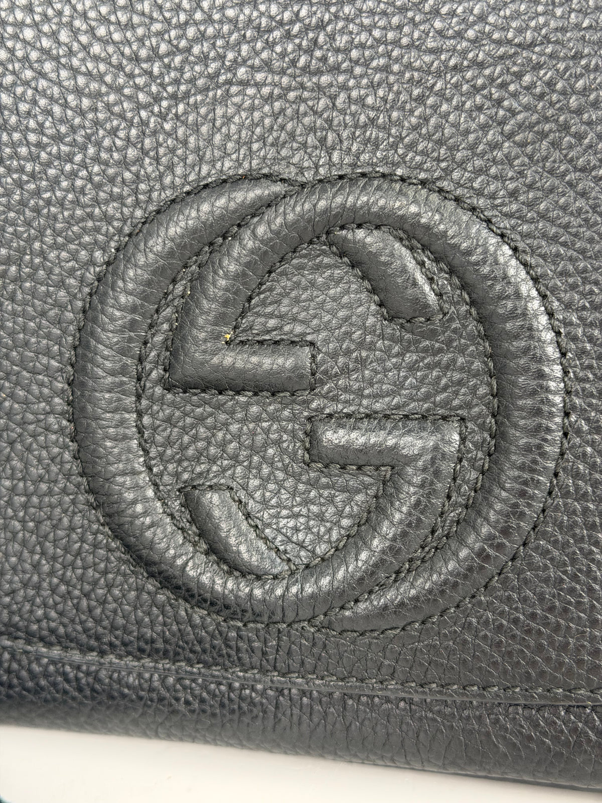 Gucci Medium Soho Flap Crossbody Bag in Black Pebbled Calfskin Leather YS04