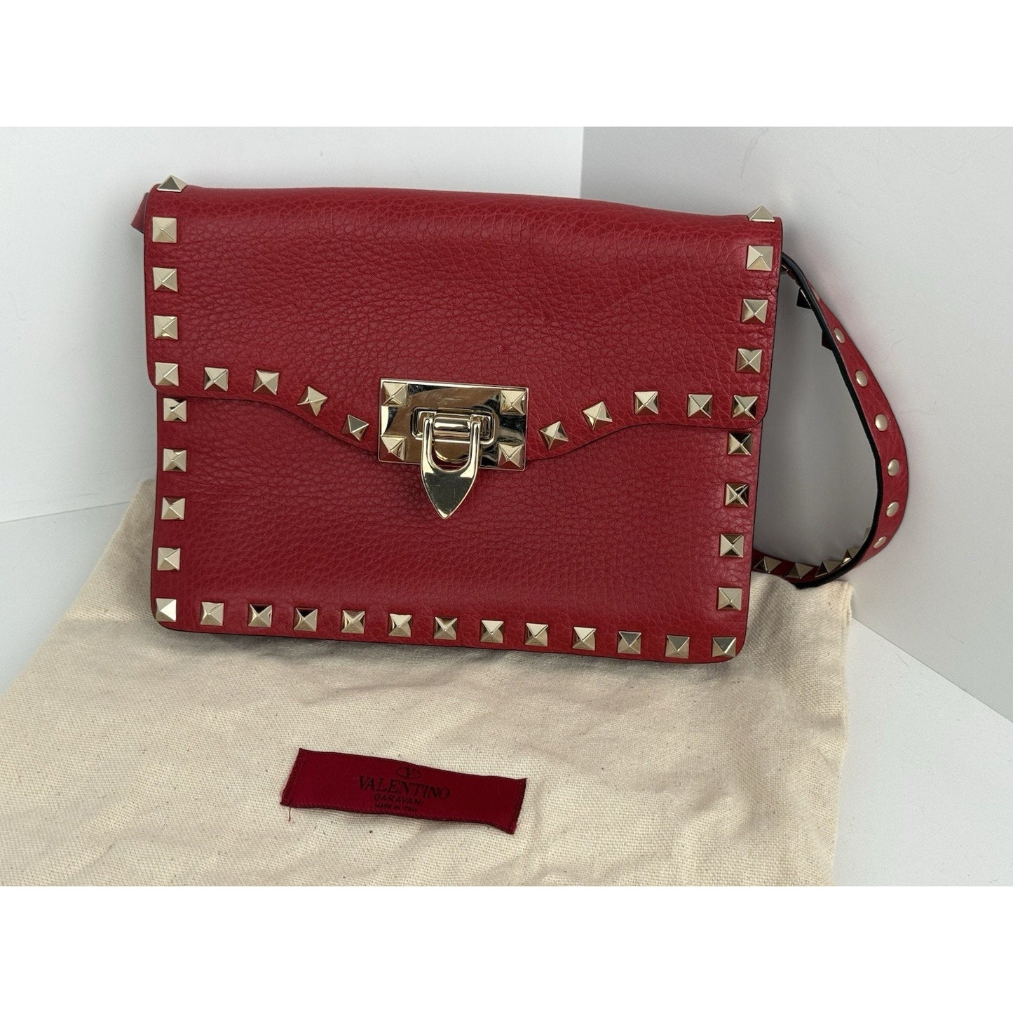 VALENTINO GARAVANI Pebbled Calfskin Medium Rockstud Rouge Pur