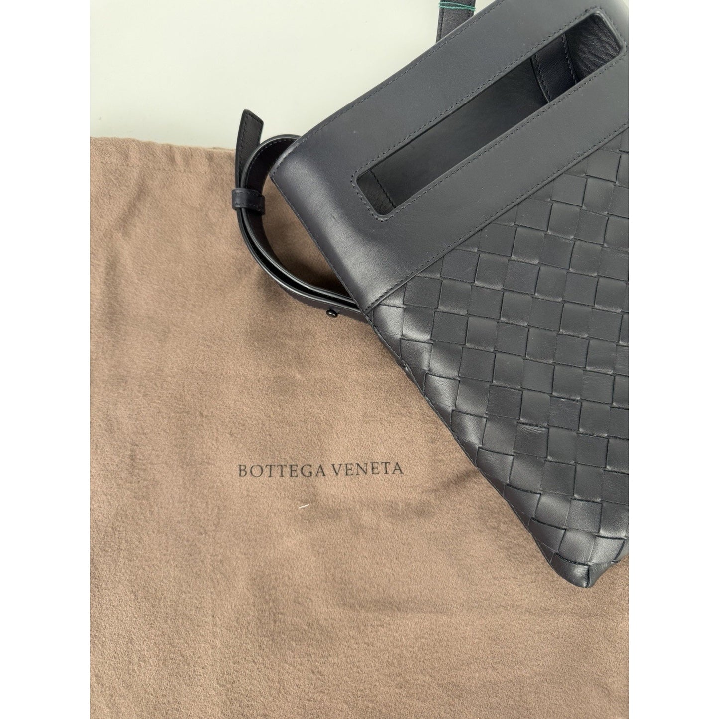 Bottega Veneta Slot Messenger Crossbody Bag Black Intrecciato Leather NFC S06