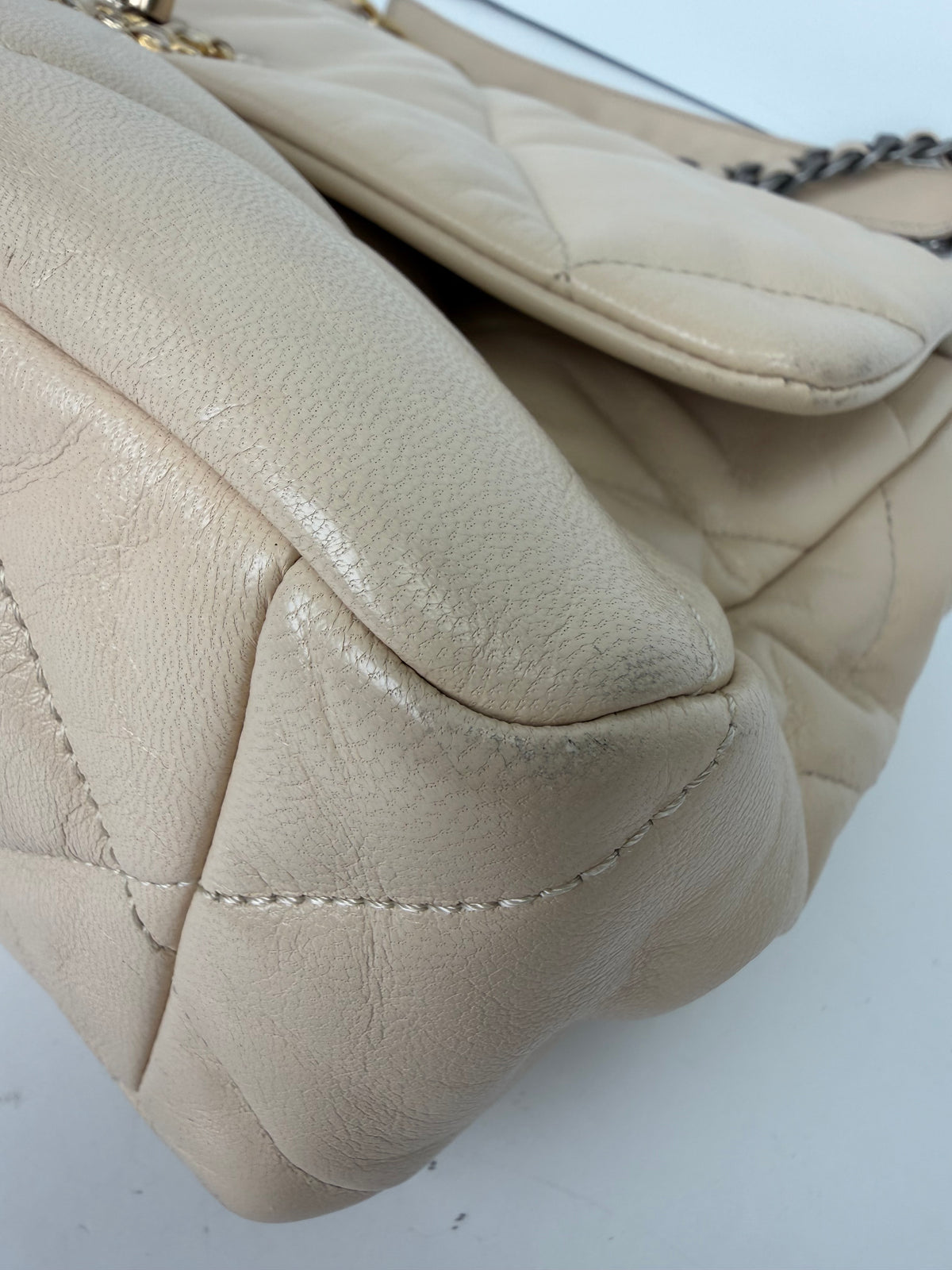 Chanel 19 Flap Bag in Beige Leather 2020 YF4