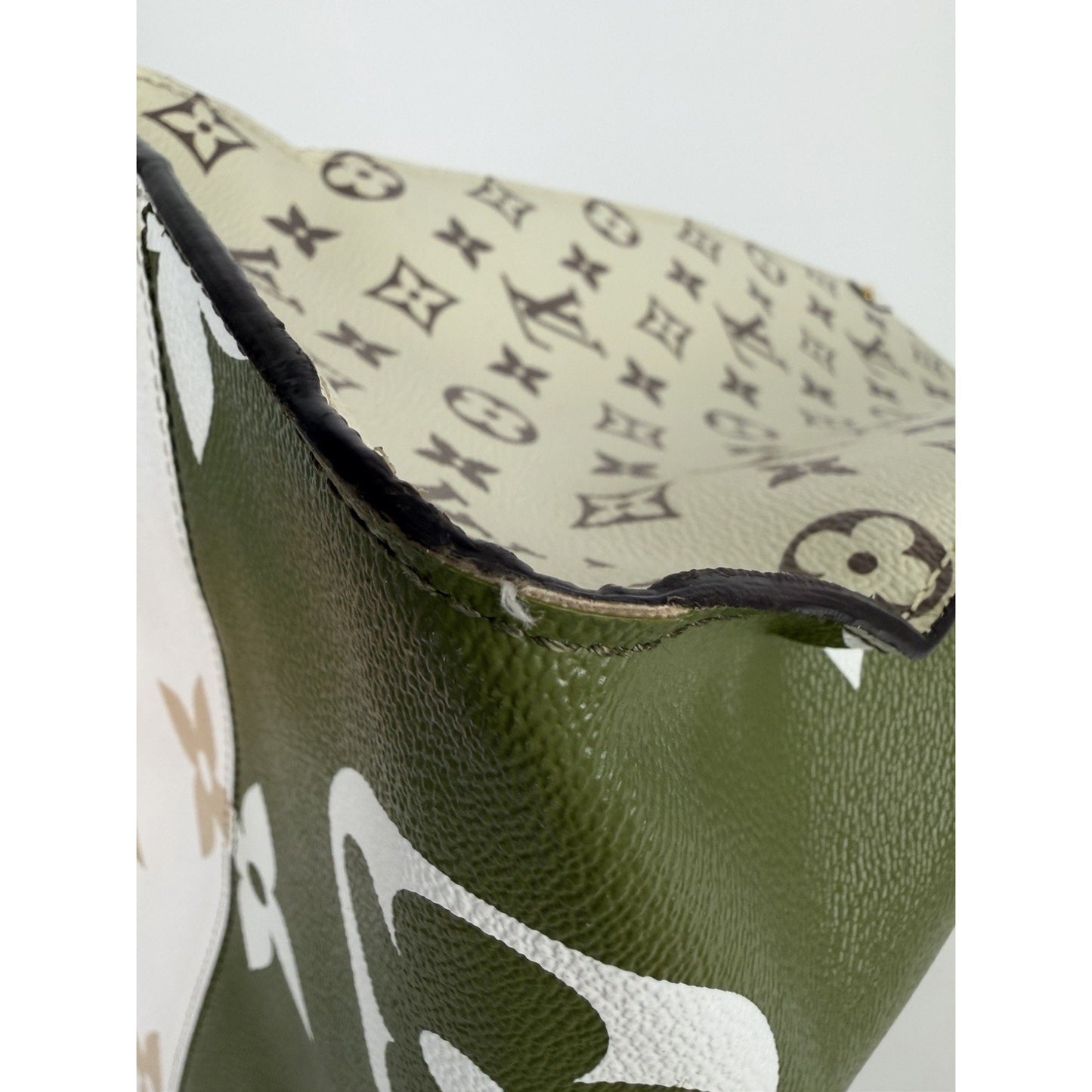 Louis Vuitton Monogram Giant Onthego GM Tote Bag in Kaki/Beige Canvas 2019 D2