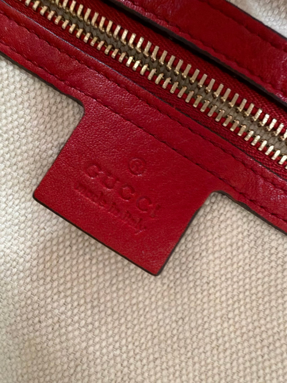Gucci Soho Hobo Bag G Logo in Red Pebbled Leather Tassel