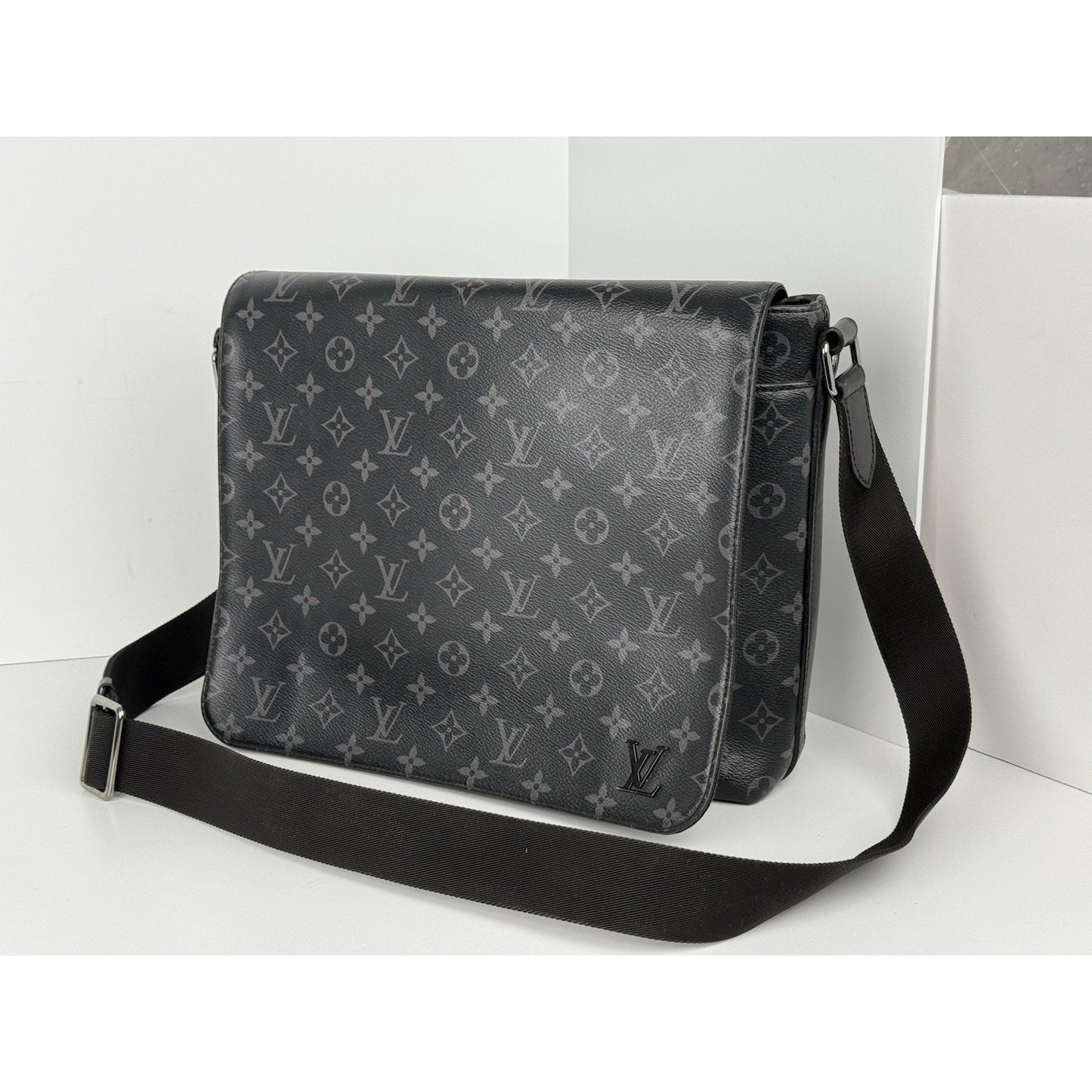 LOUIS VUITTOM District PM Monogram Eclipse Messenger Bag