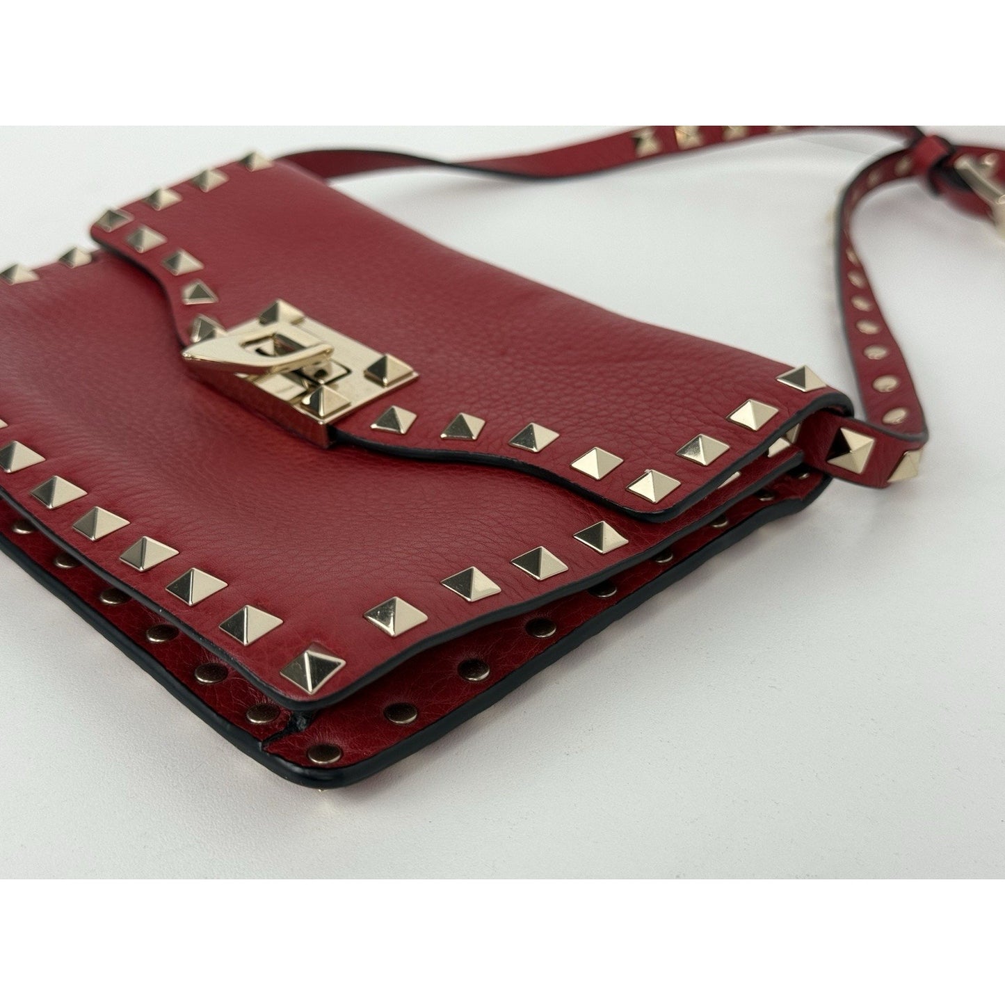 VALENTINO GARAVANI Pebbled Calfskin Medium Rockstud Rouge Pur