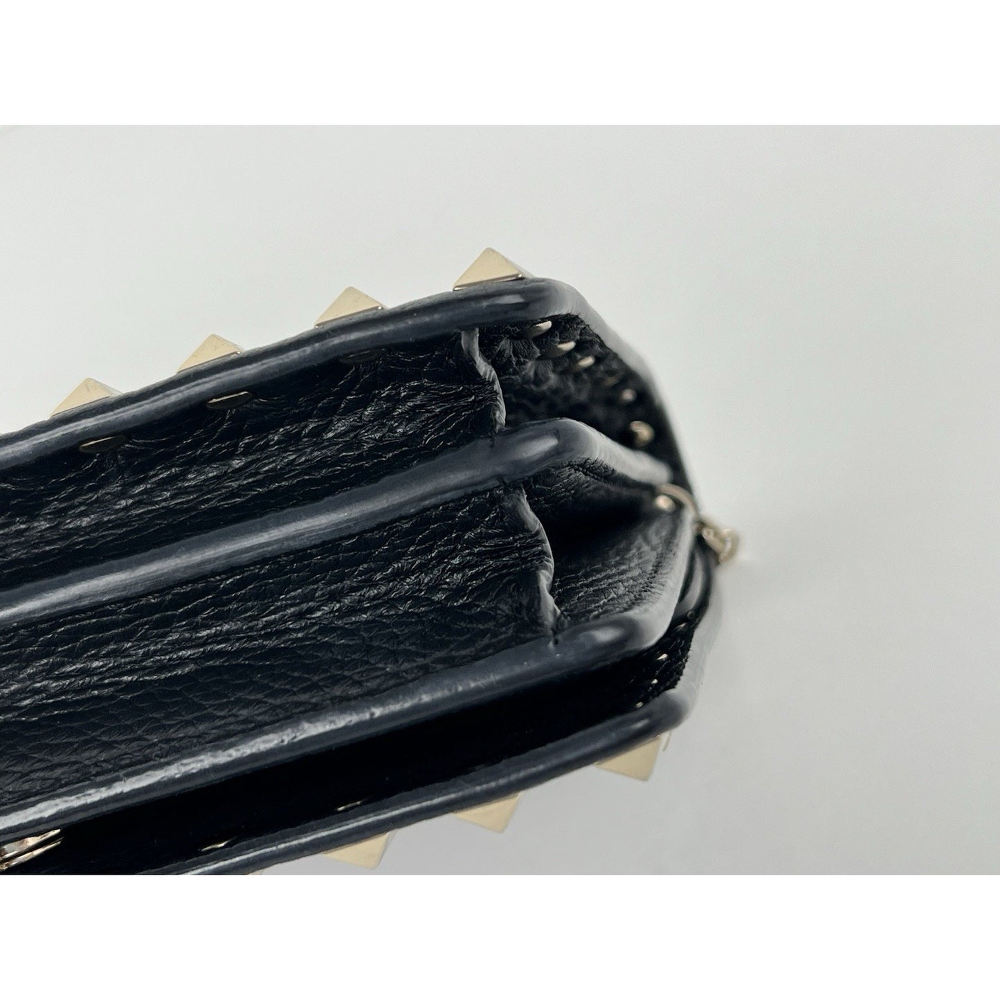 VALENTINO GARAVANI Pebbled Calfskin Rockstud Envelope Wallet on Chain Black