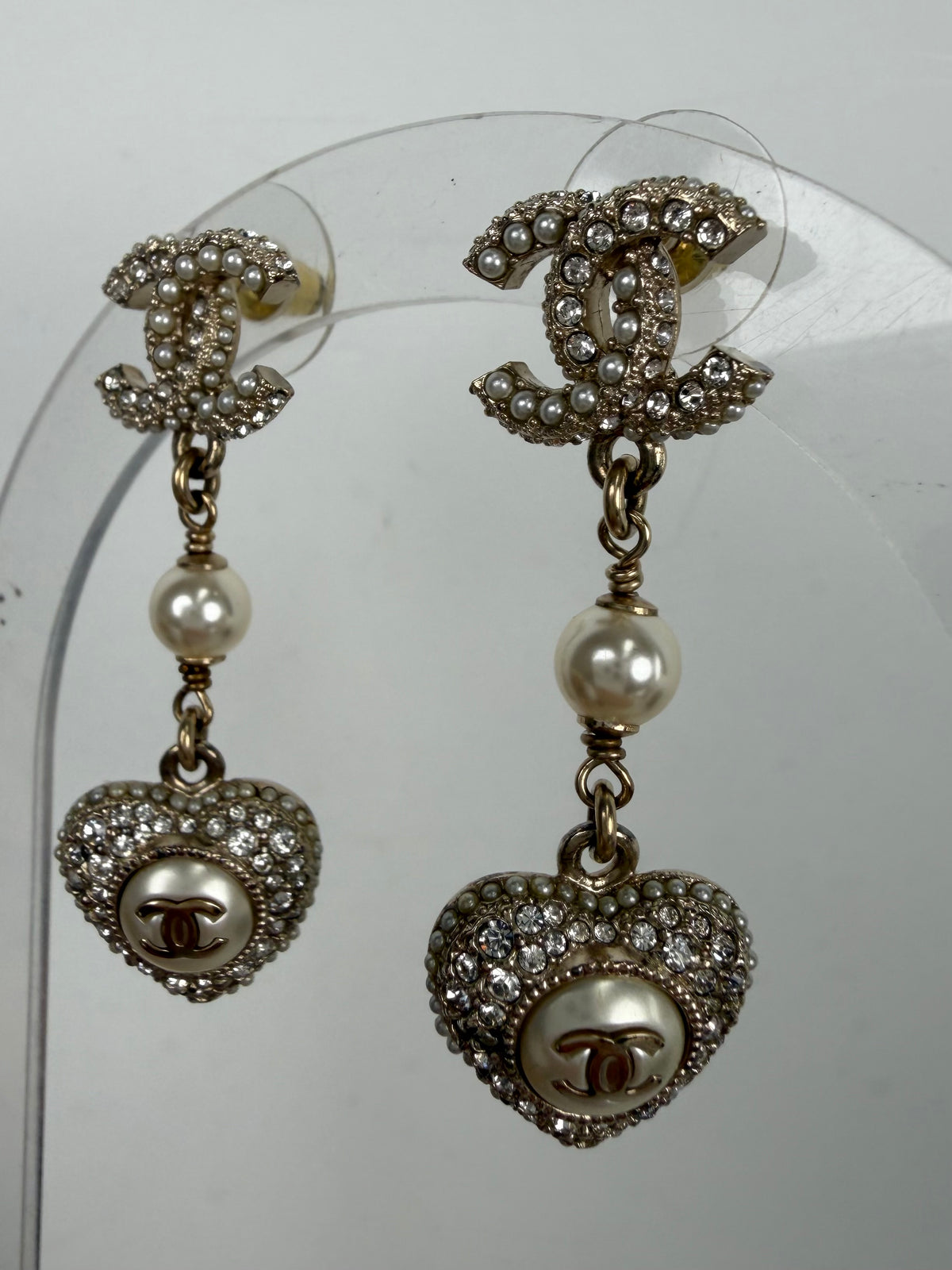 Chanel Faux Pearl & Strass CC Heart Drop Earrings in Gold-Tone Metal 2022 k1