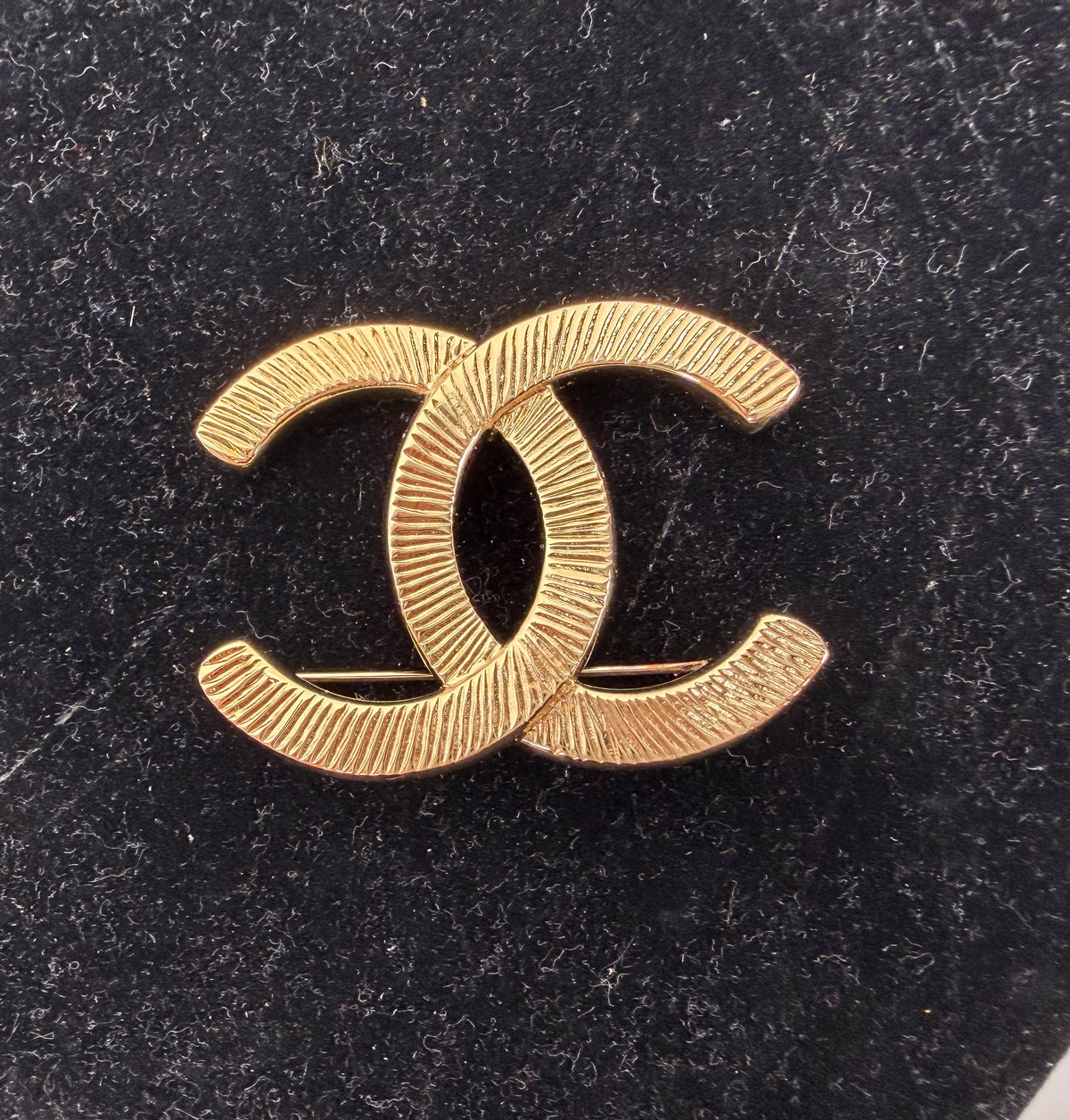 Chanel CC Logo Textured Brooch in Gold Color K1